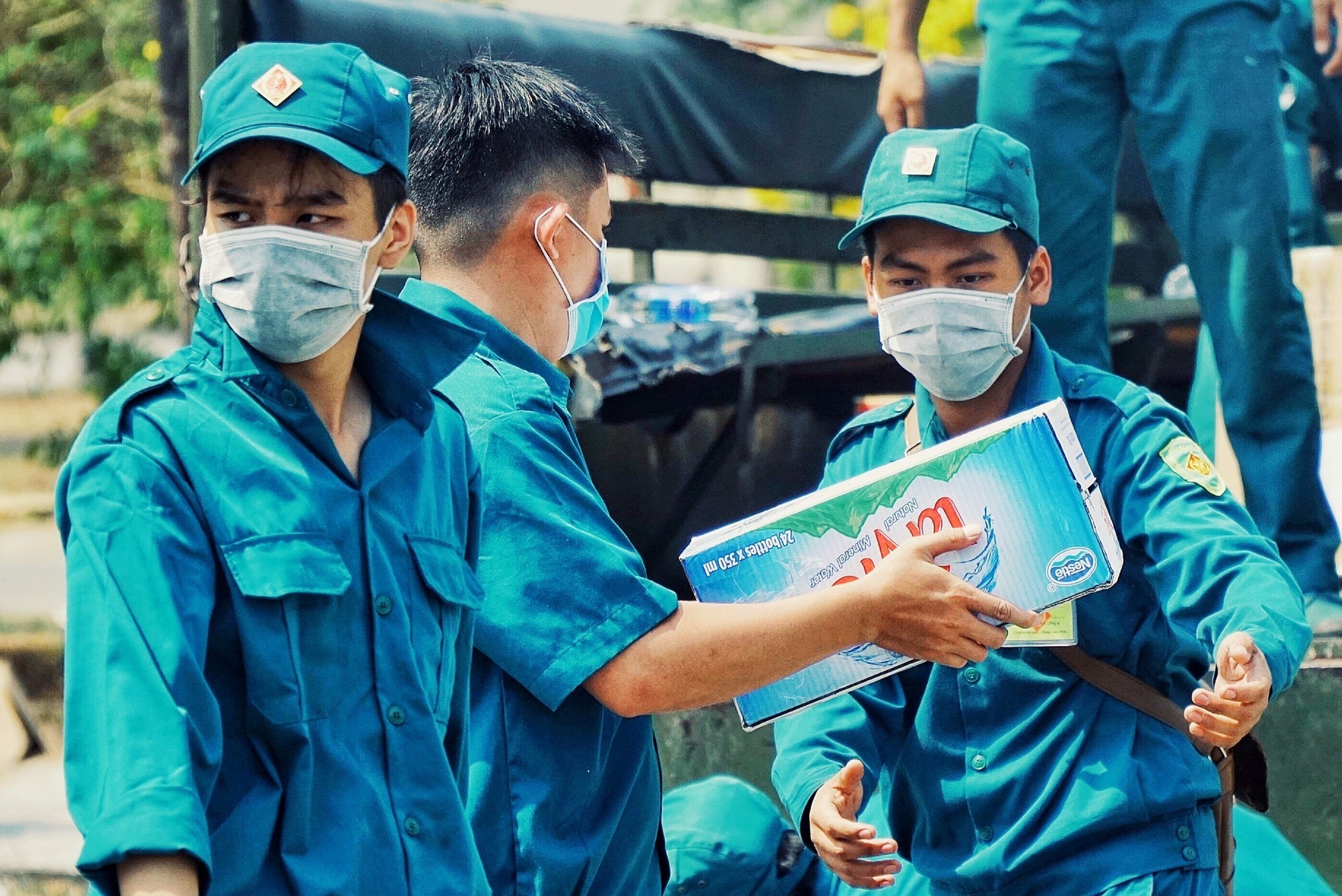 Dan quan tu ve doi nang dua do vao khu cach ly hinh anh