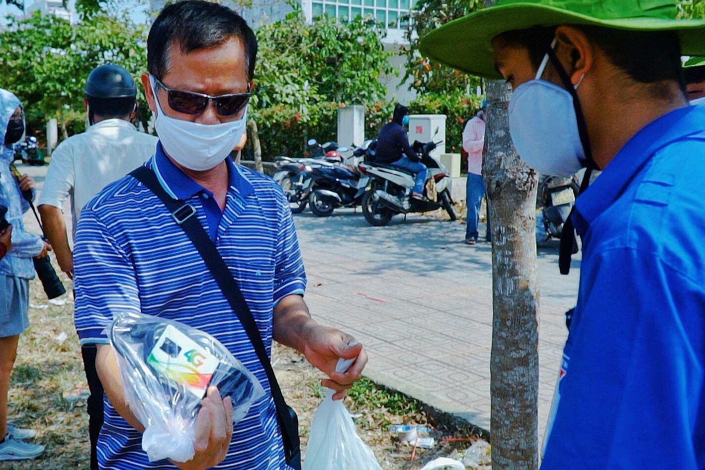 Vuot hon 100 km len TP.HCM xin tiep te o dien, cuc phat Wi-Fi cho con hinh anh