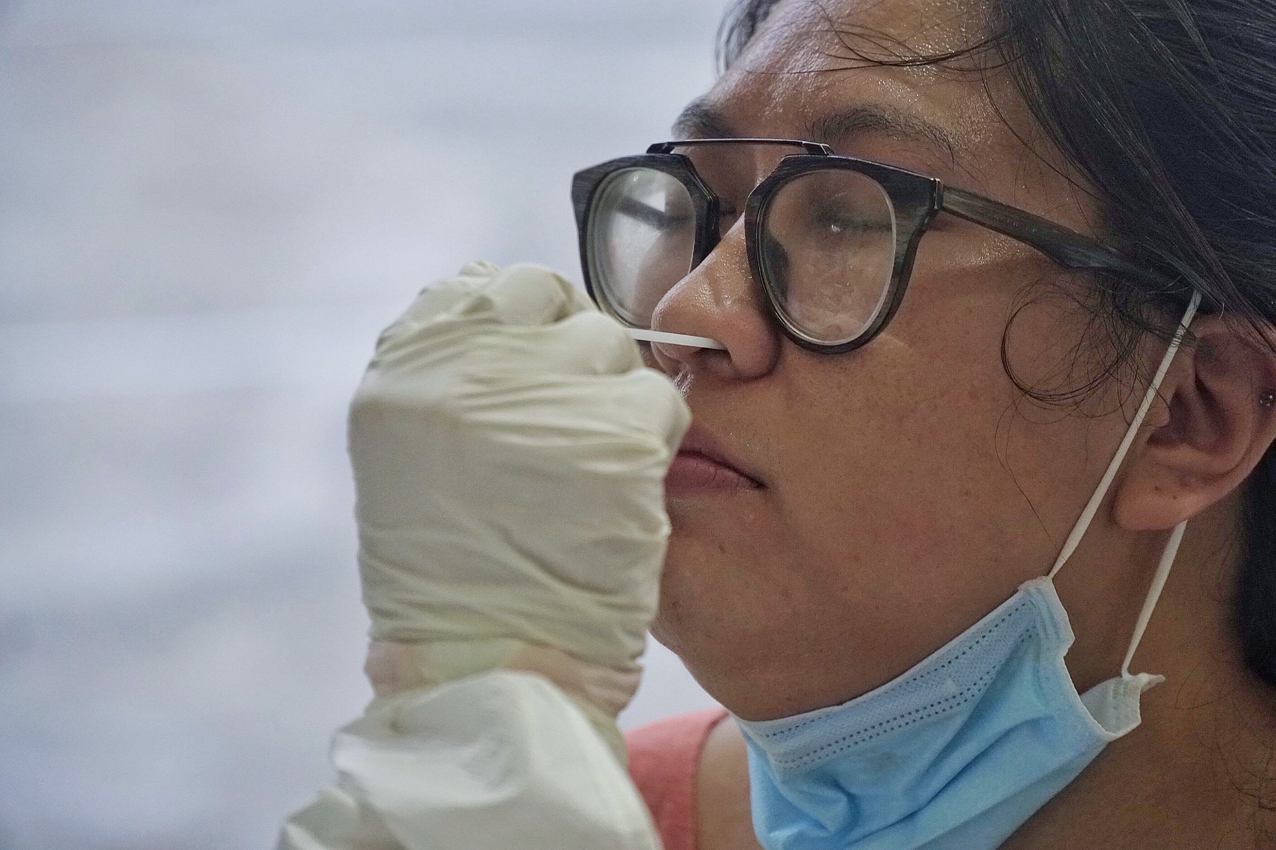 Can canh buoi lay mau xet nghiem SARS-CoV-2 tai khu cach ly o TP.HCM hinh anh