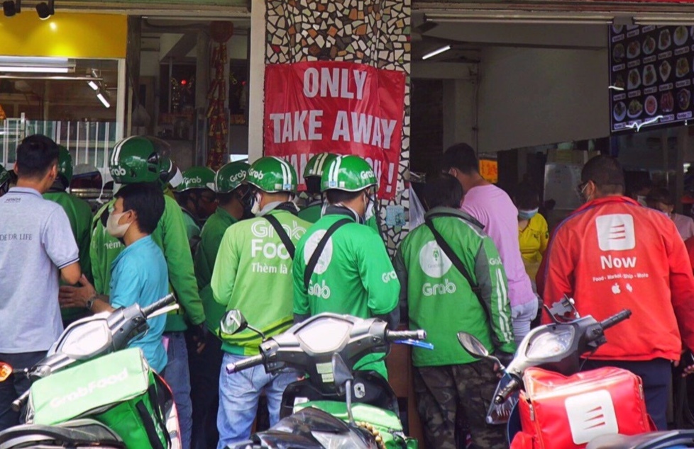 Quan com o TP.HCM khong nhan khach ngoi an, chuyen sang 'take away' hinh anh