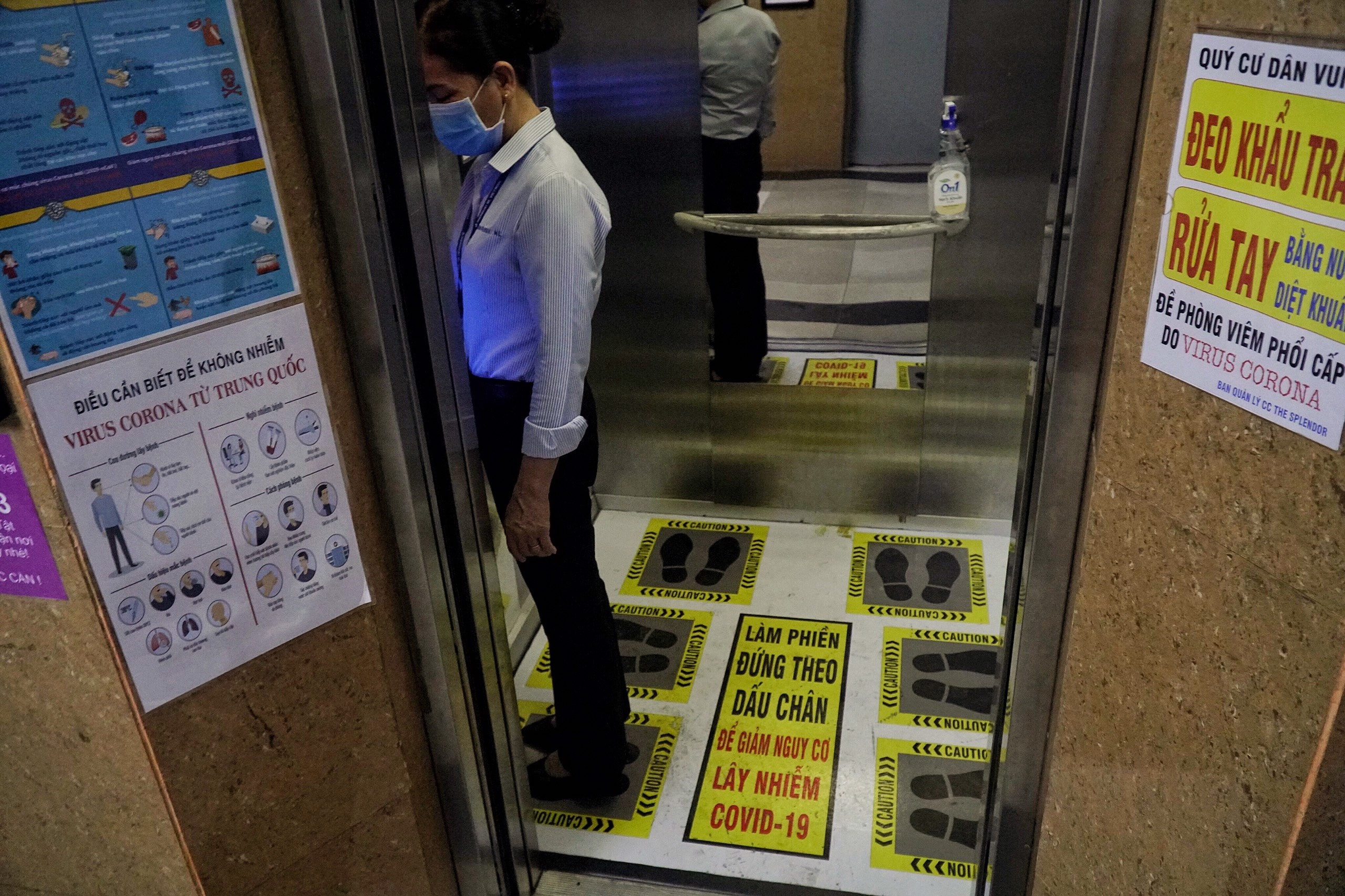 Thang may chung cu TP.HCM cho khach up mat vao tuong de tranh dich hinh anh