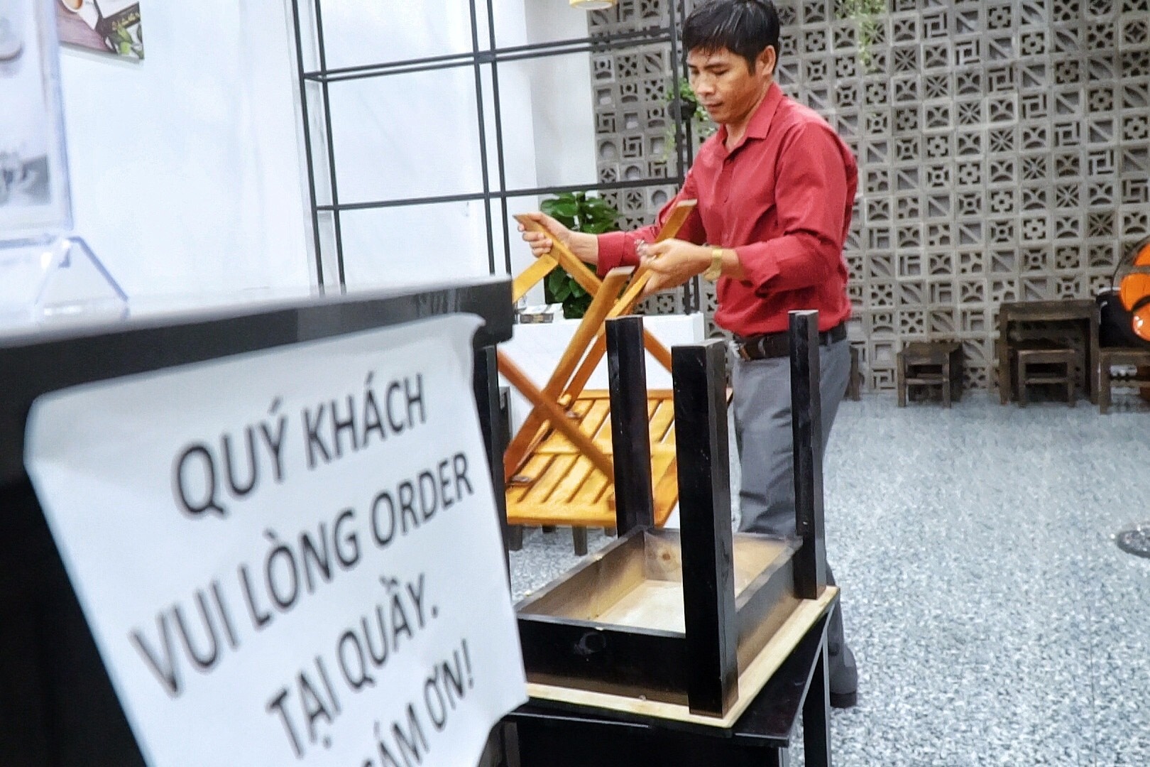 'Pho nhau' Pham Van Dong vang ve truoc lenh dong cua hinh anh