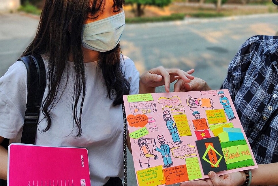 Benh nhan Covid-19 lam thiep tang bac si ngay xuat vien hinh anh