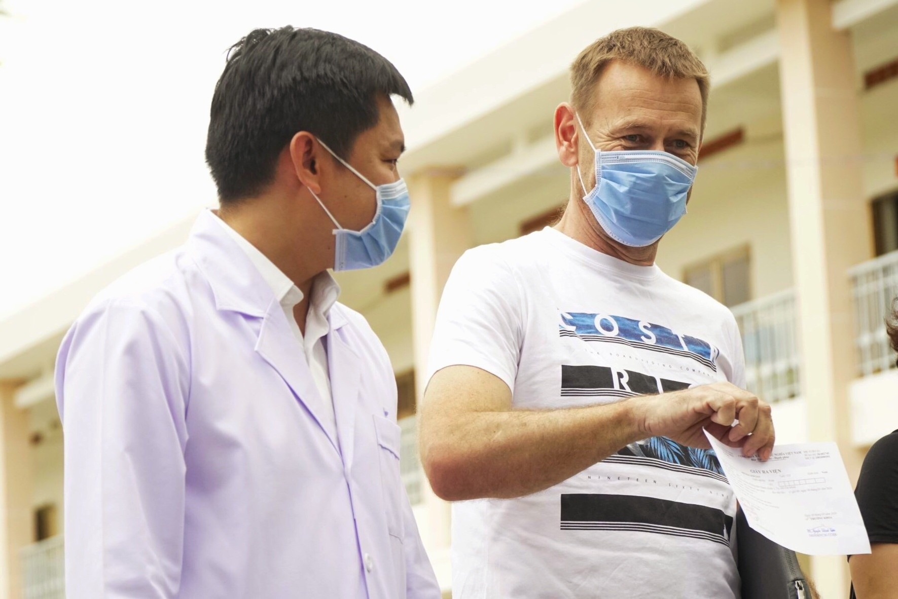 Benh nhan nuoc ngoai mac Covid-19 cam on bac si ngay xuat vien hinh anh