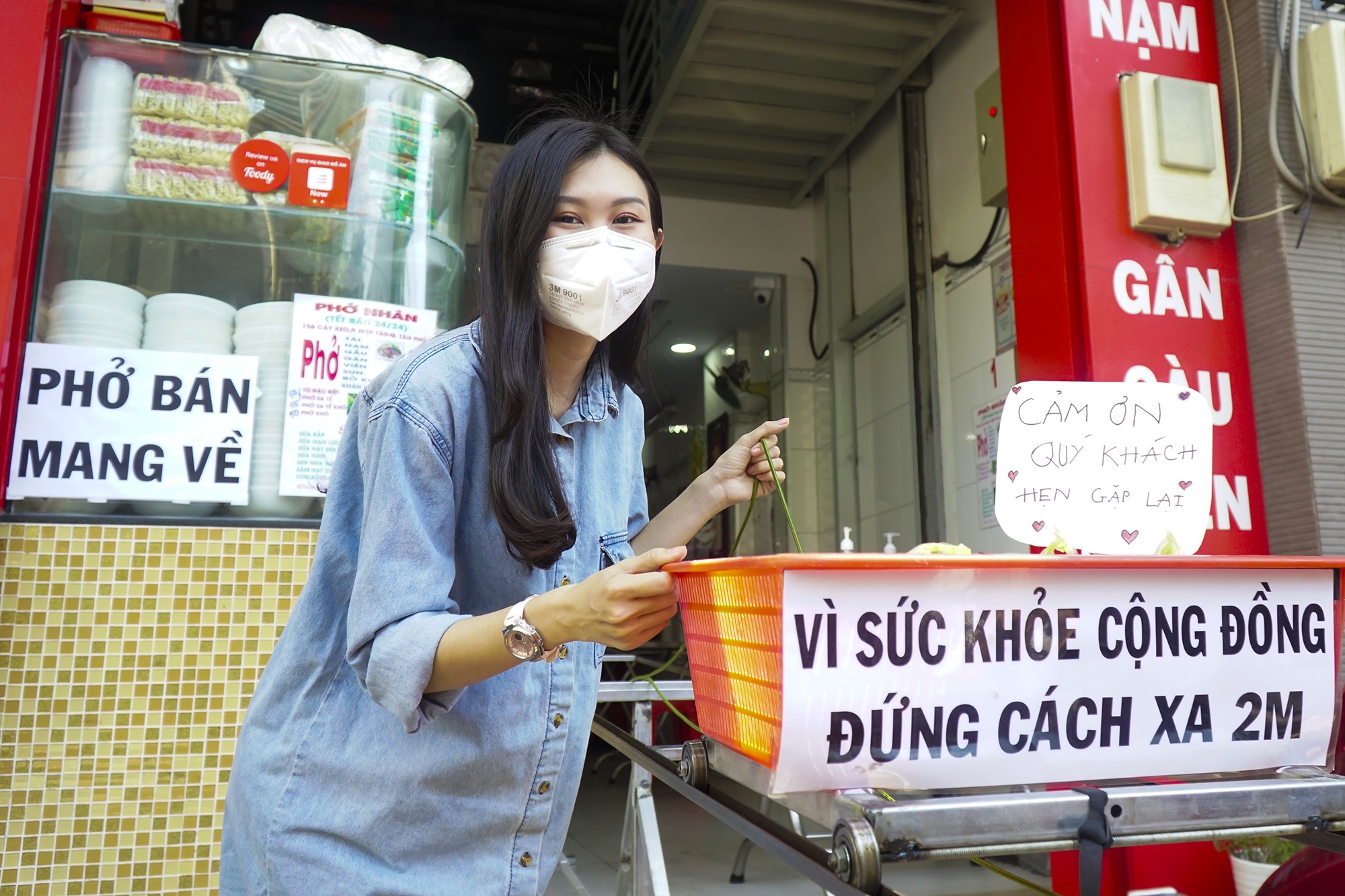 Tiem pho TP.HCM giao do an, nhan tien bang rong roc de tranh tiep xuc hinh anh