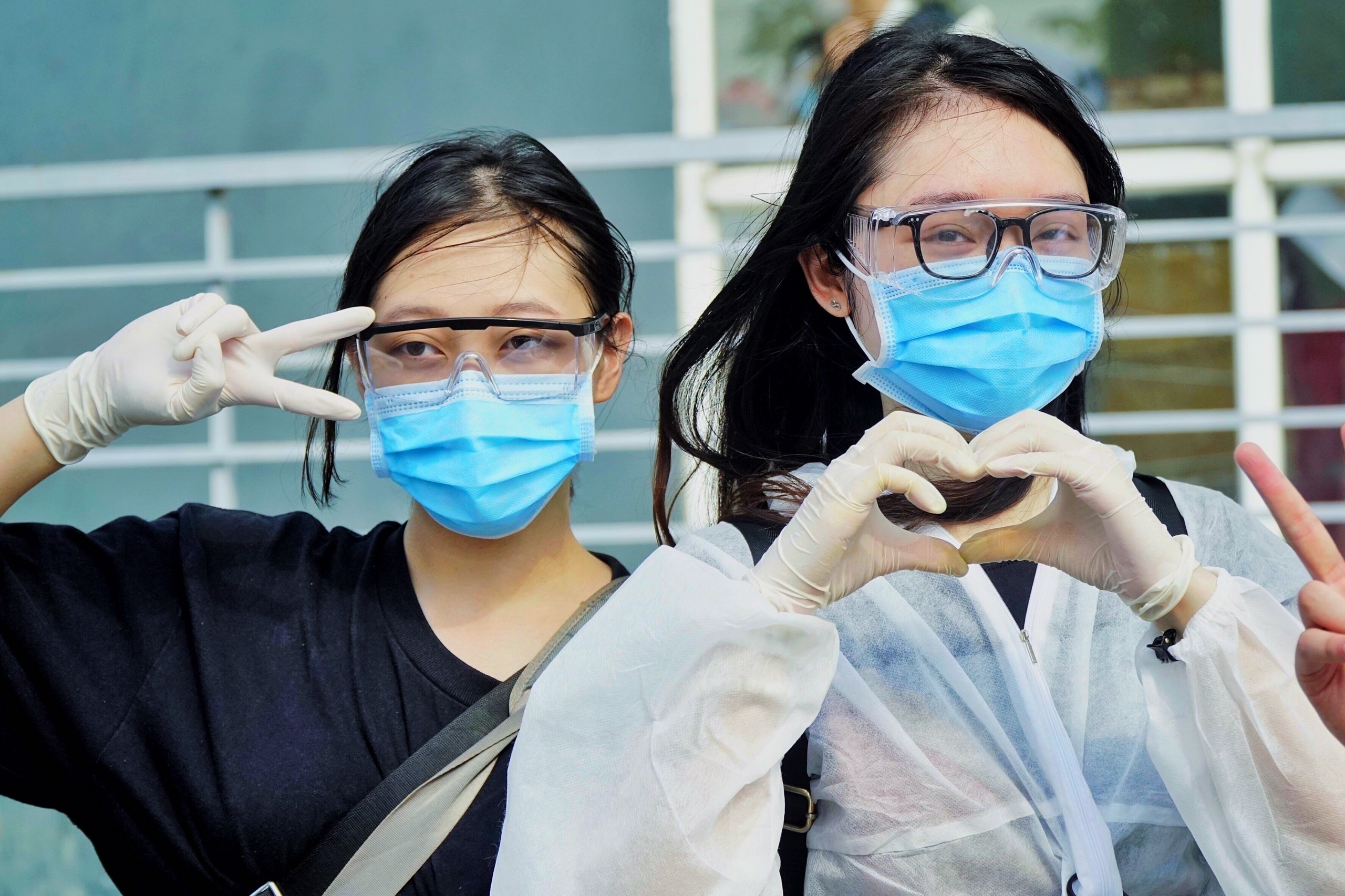 Nguoi het han cach ly quyen luyen ban be khi duoc ve nha hinh anh