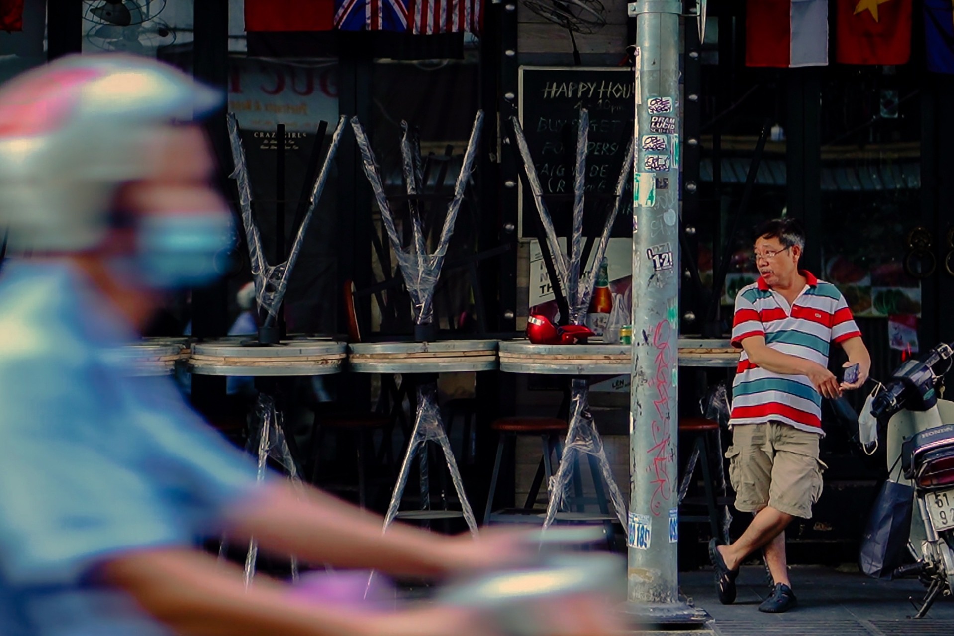 Bui Vien vang bong khach Tay sau 1 tuan cach ly xa hoi hinh anh