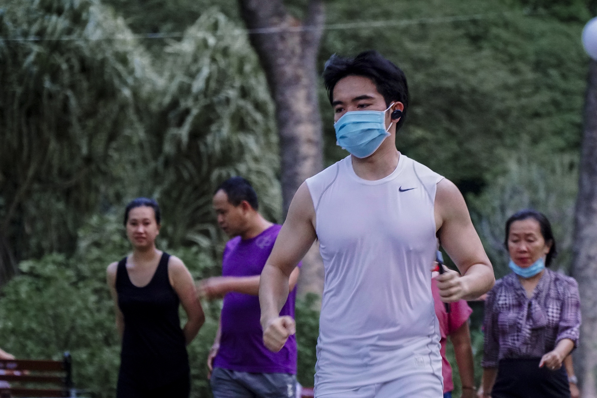 Cong vien o TP.HCM dong nguoi trong nhung ngay cach ly xa hoi hinh anh