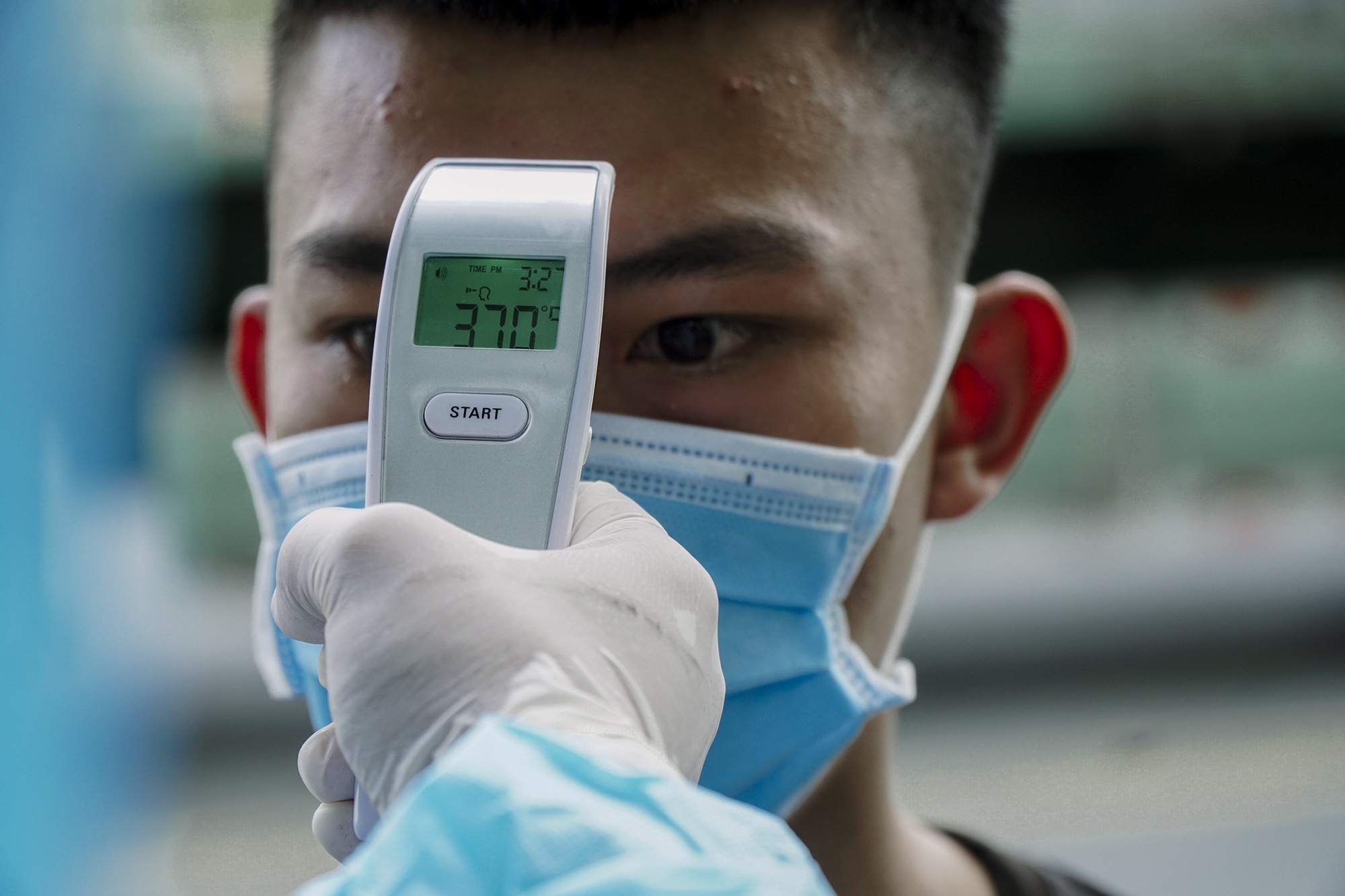 Tai xe container co than nhiet cao bi giu lai khi vao cang Cat Lai hinh anh