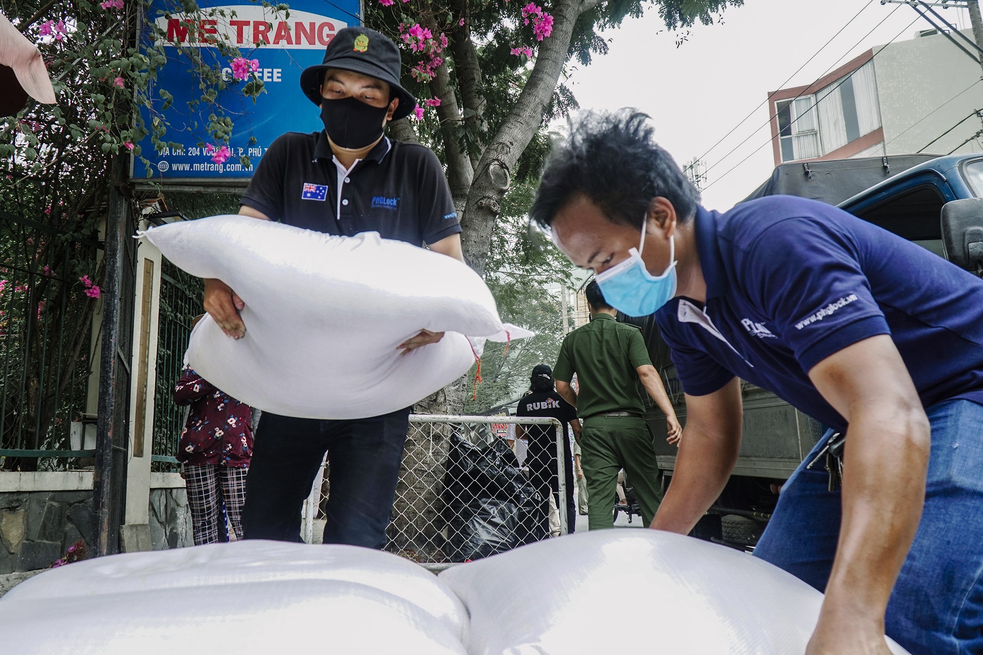 Oto, xe may cho hang chuc tan gao tang nguoi ngheo o TP.HCM hinh anh