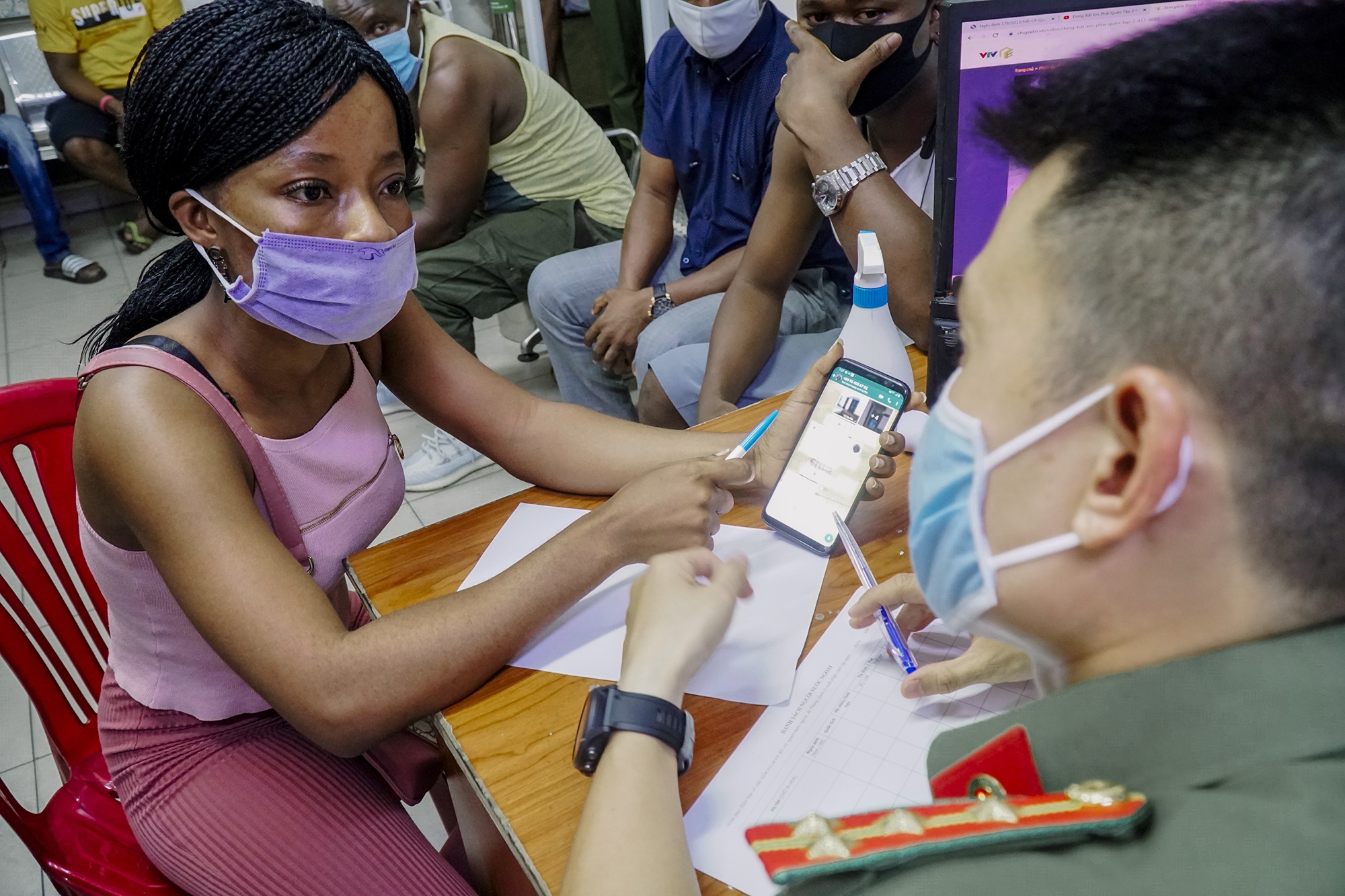 Nhieu nguoi nuoc ngoai tu tap o TP.HCM hinh anh