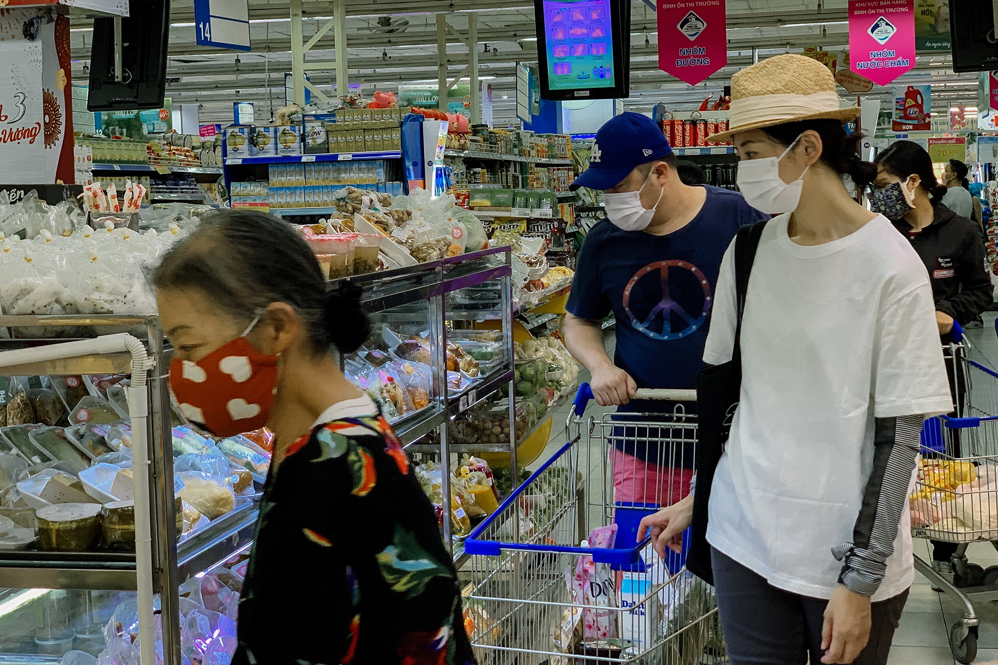 Nguoi tieu dung TP.HCM khong lo ngai khi tiep tuc cach ly mot tuan hinh anh