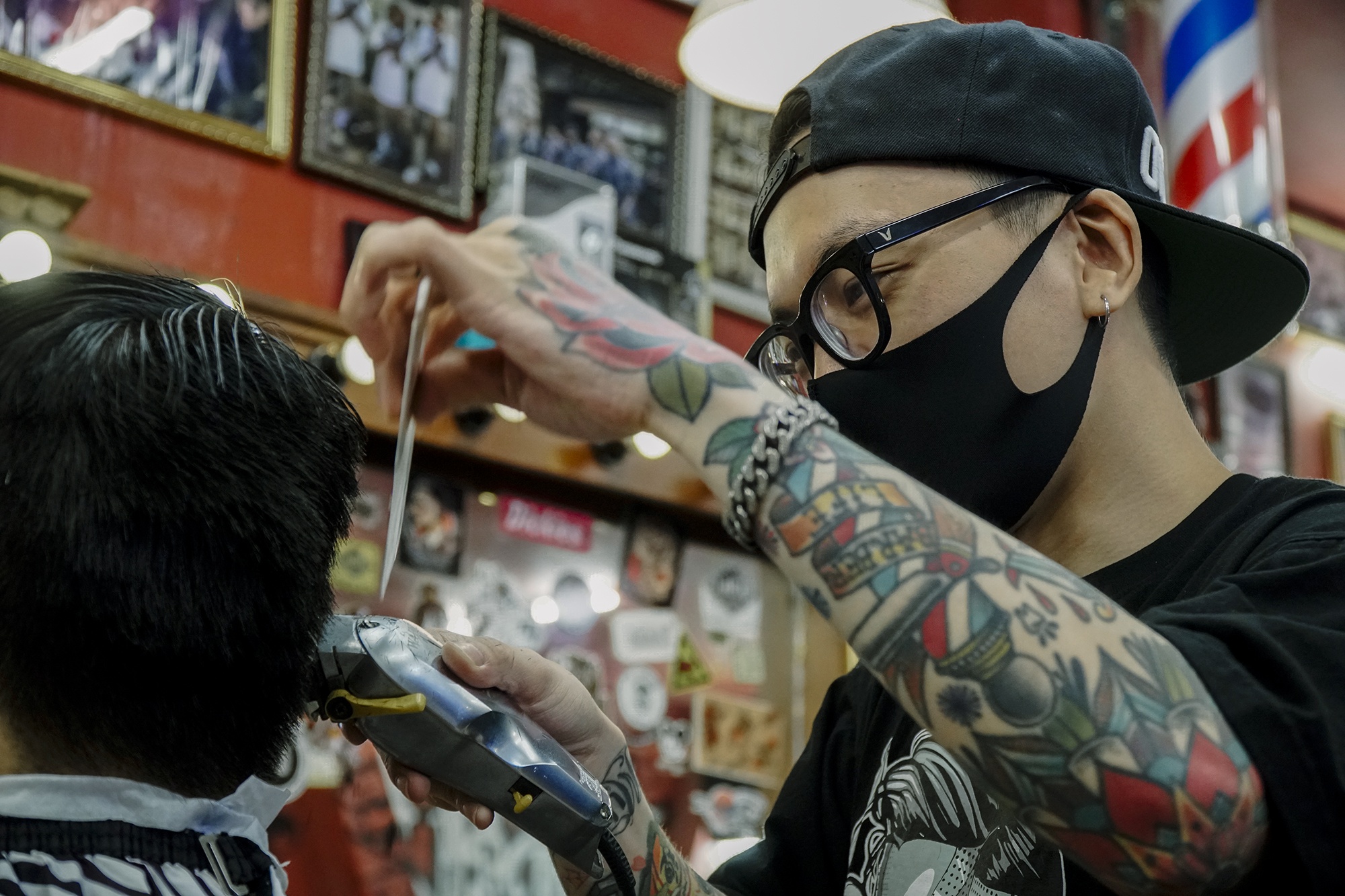 Tiem cat toc o TP.HCM dong duc, xep hang cho luot hinh anh