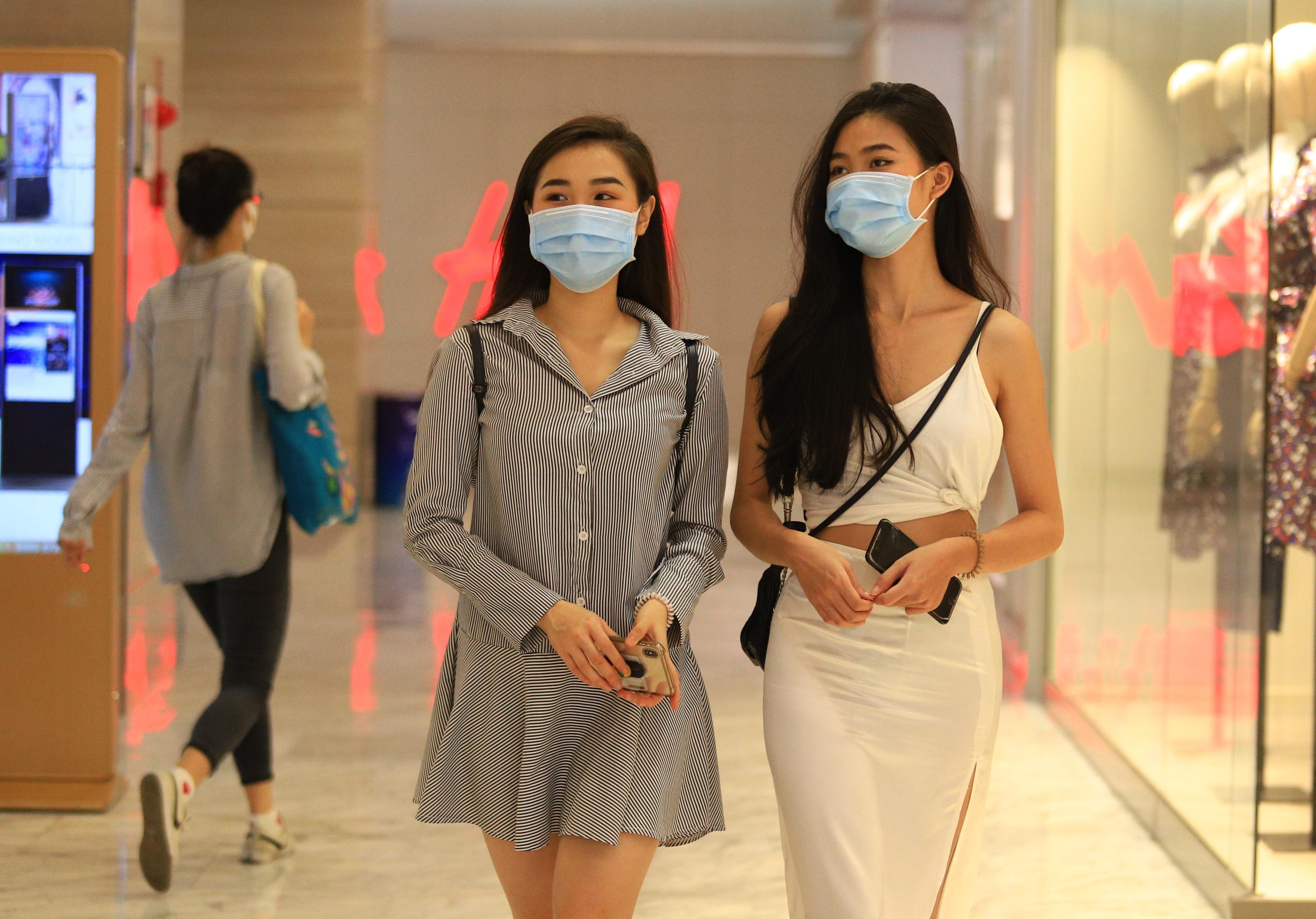 Trung tam thuong mai o TP.HCM van vang ve, khach den san do giam gia hinh anh