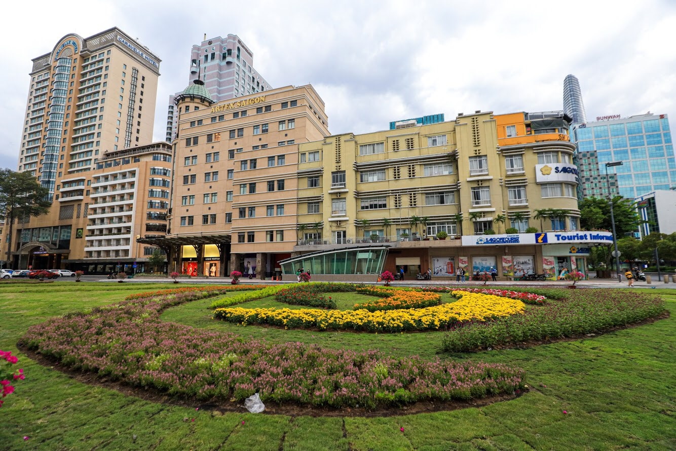 Ben trong ga ngam Nha hat Thanh pho hinh anh