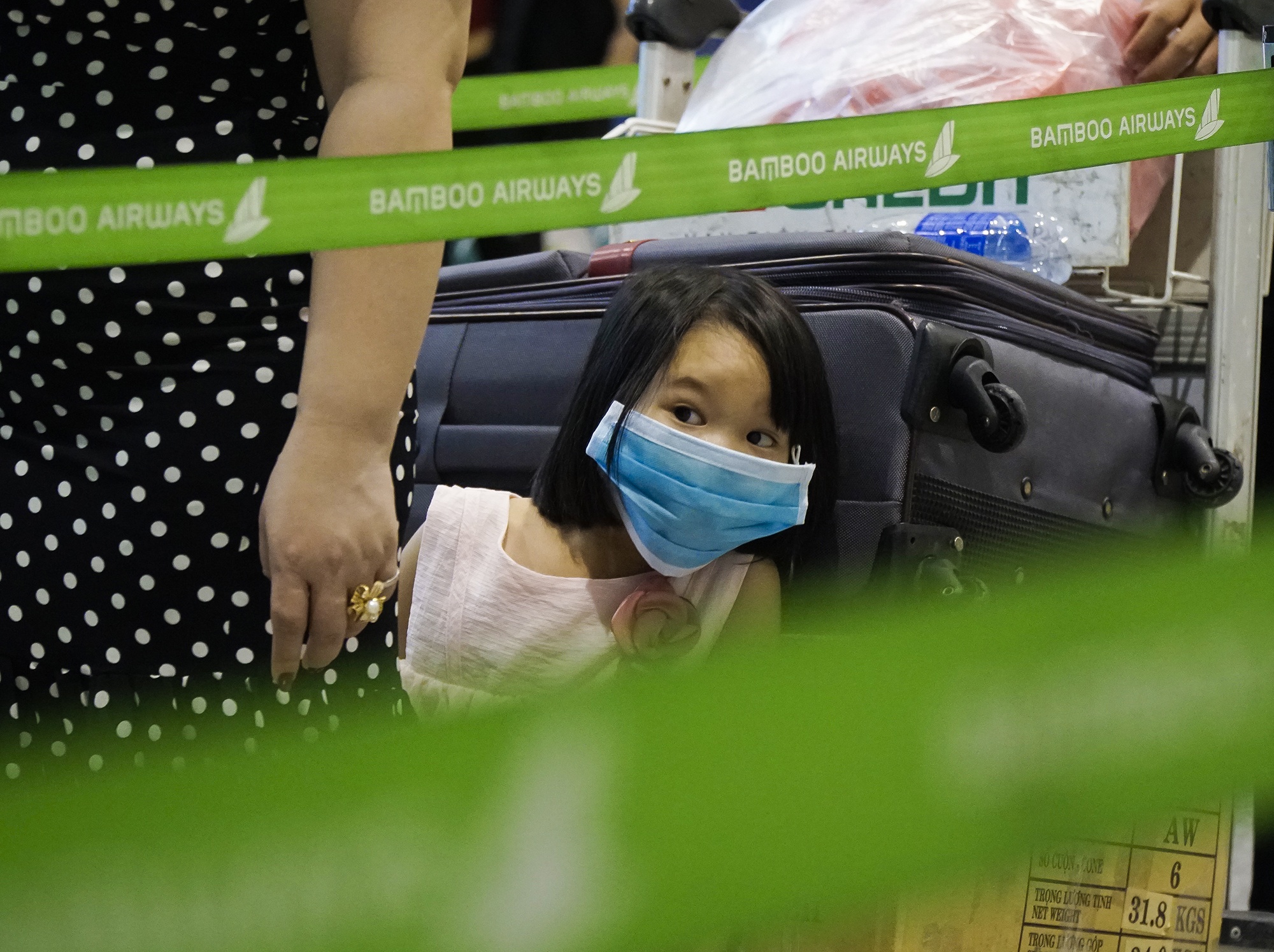 Khai bao y te, do than nhiet tai san bay Tan Son Nhat dip le 30/4 hinh anh