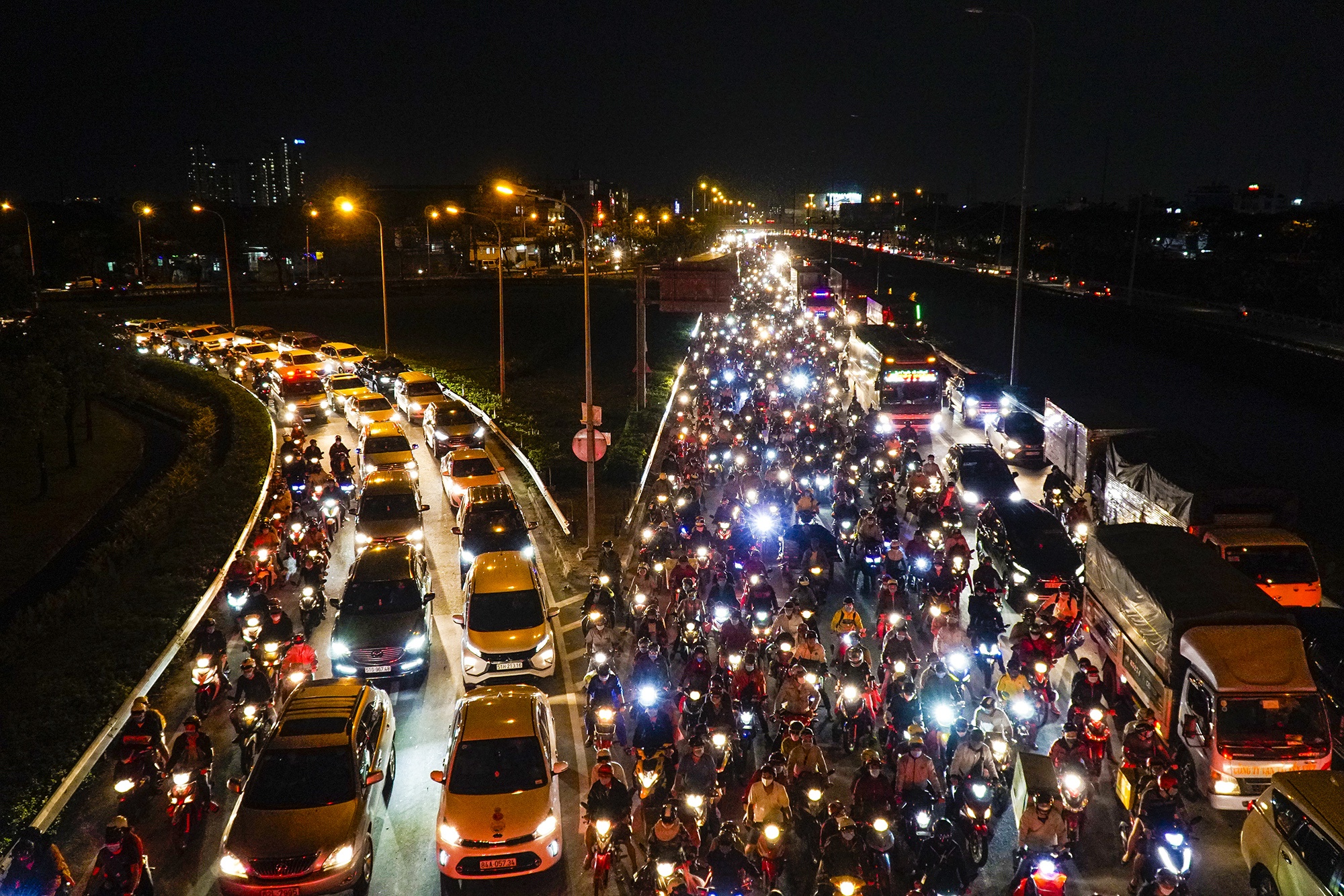 Xe co 'rong ran' noi duoi nhau ve mien Tay hinh anh