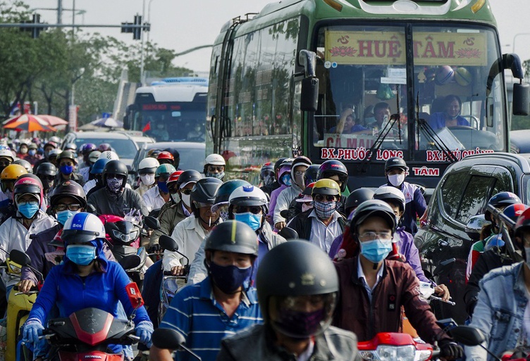 Un u keo dai nhieu gio o cua ngo TP.HCM dip 30/4 hinh anh