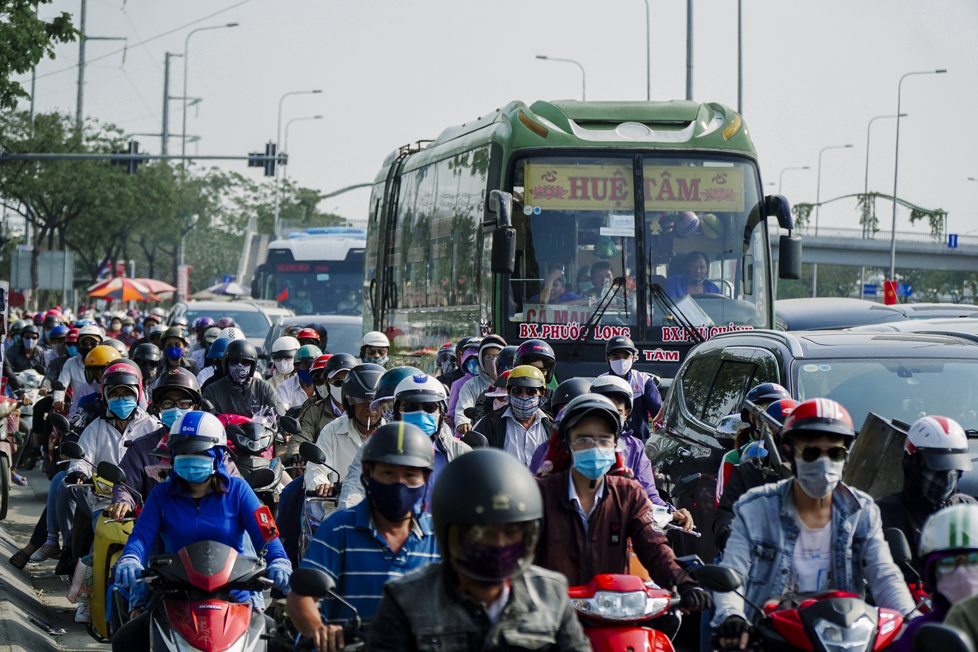 Cua ngo TP.HCM ket xe anh 2