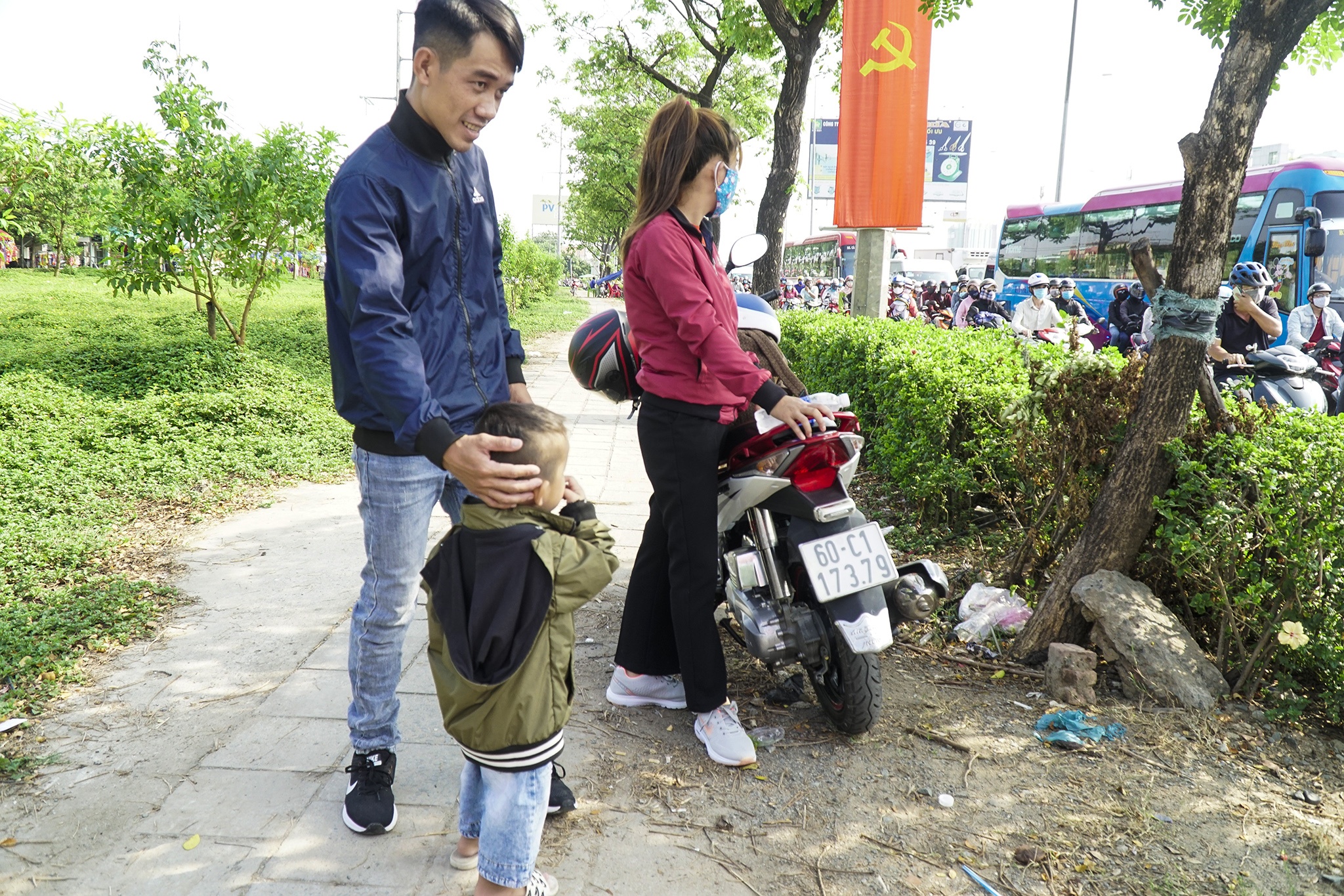 Cua ngo TP.HCM ket xe anh 8