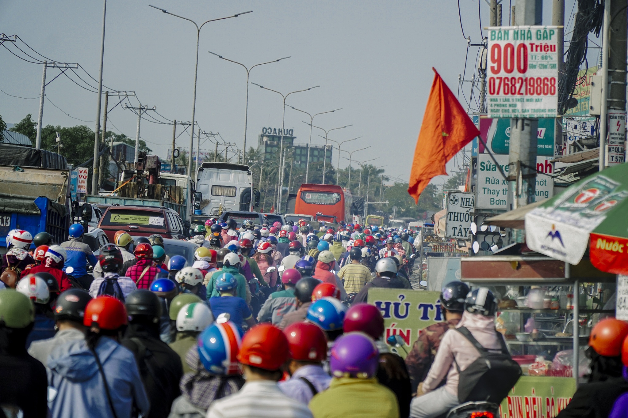 Cua ngo TP.HCM ket xe anh 6