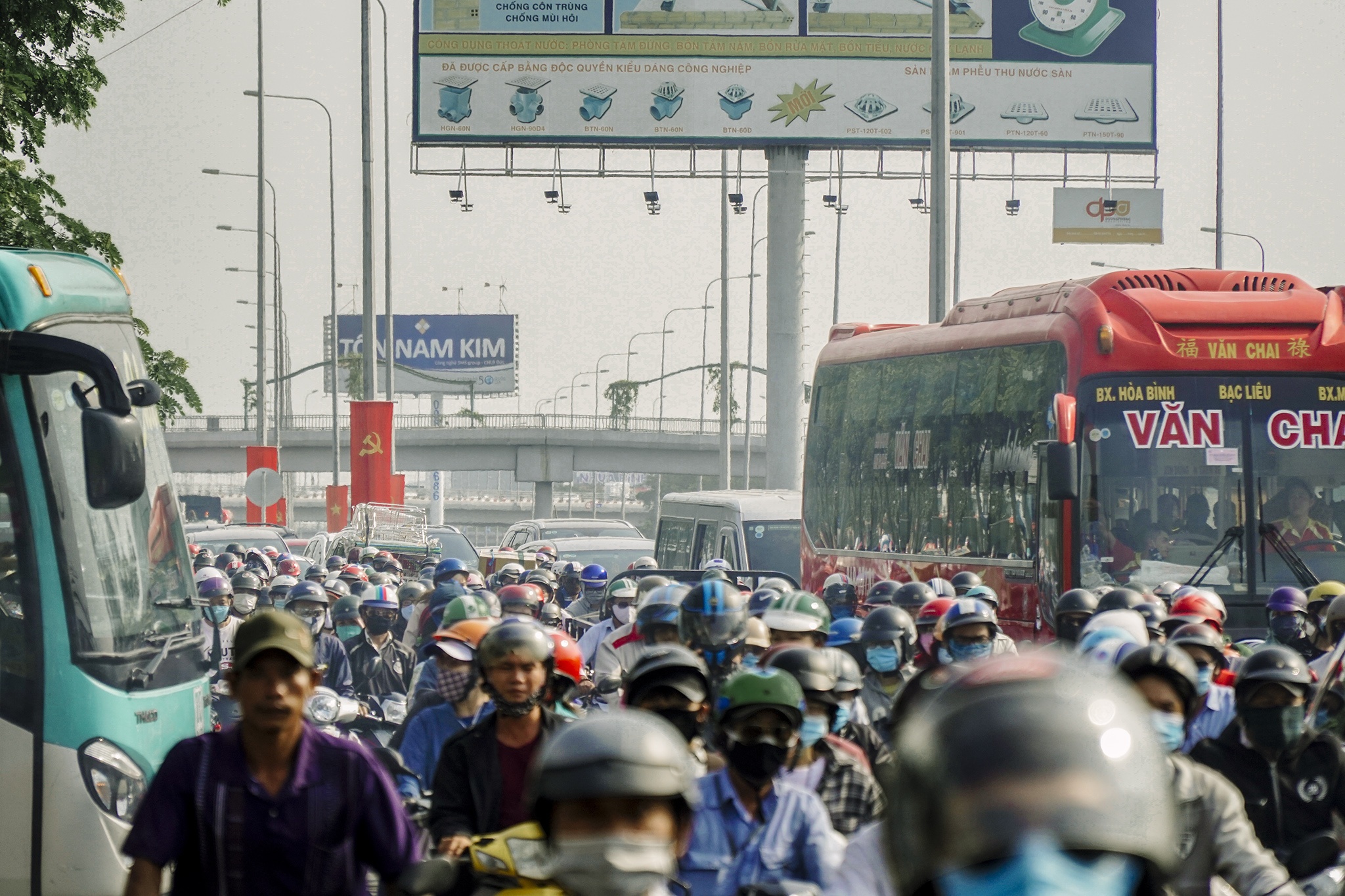 Cua ngo TP.HCM ket xe anh 7