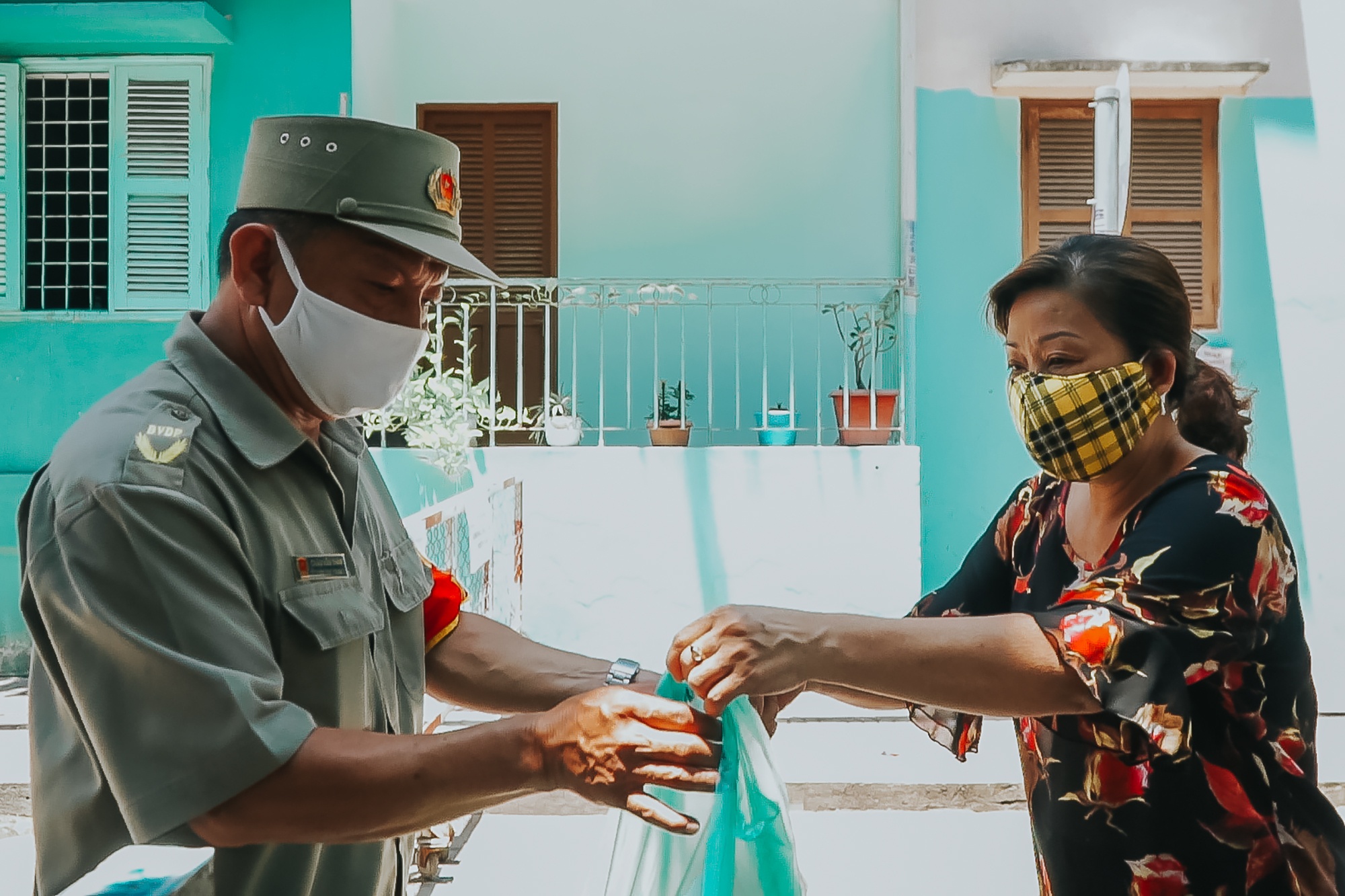 Tiep te luong thuc cho chung cu bi cach ly o TP.HCM hinh anh