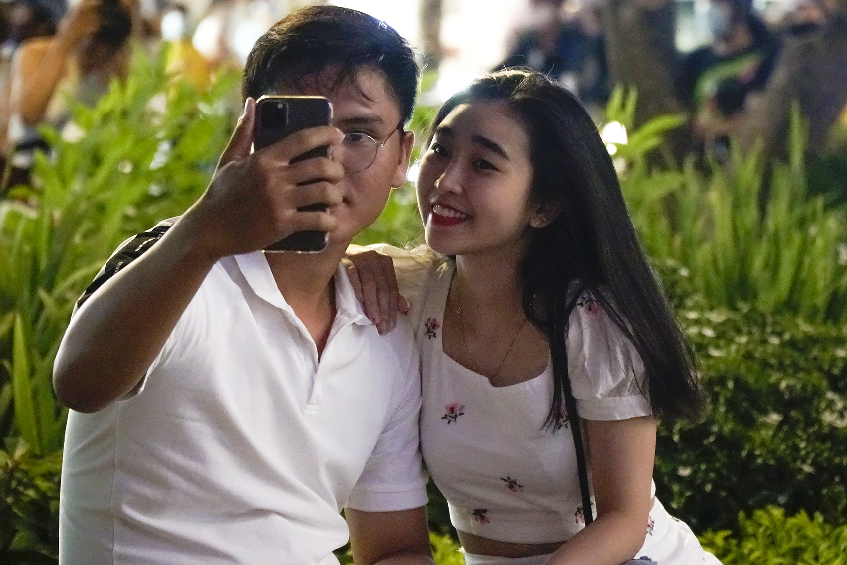 Nhieu khach ngo lo voi khau trang o pho di bo Nguyen Hue hinh anh