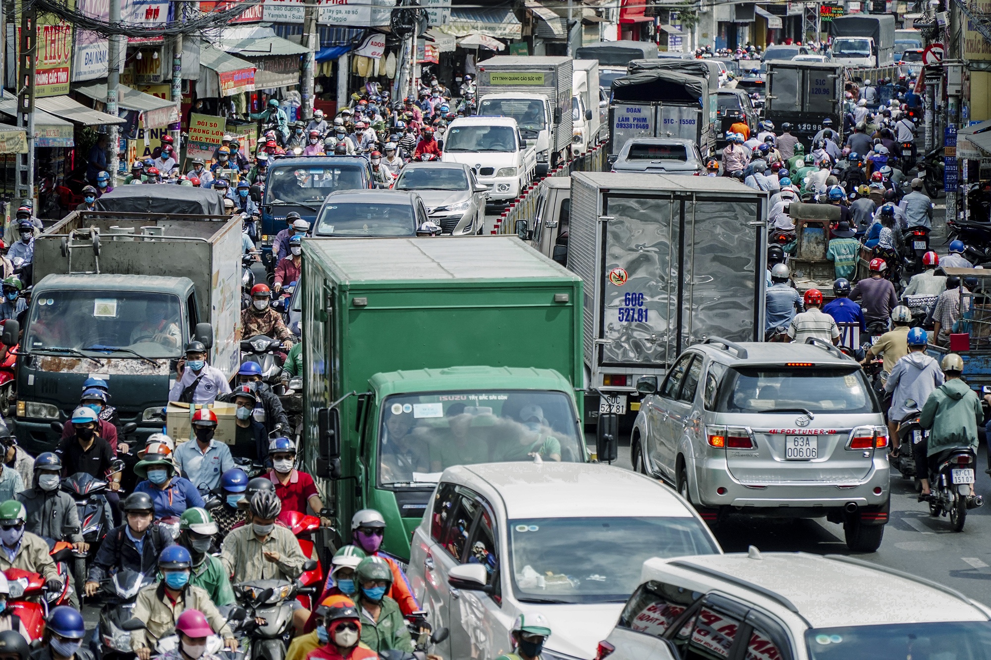 Canh xe co un u o TP.HCM ngay hoc sinh tro lai truong hinh anh