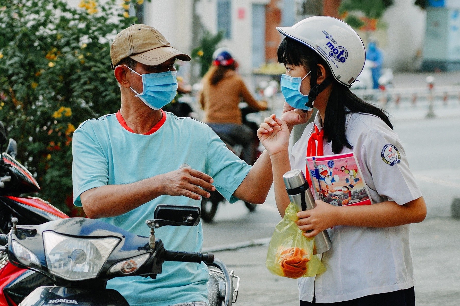 Phu huynh vua mung, vua lo trong ngay dau dua con quay lai truong hinh anh