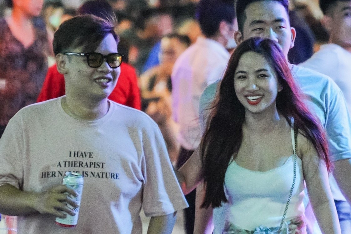 Pho Bui Vien dong duc tro lai hinh anh