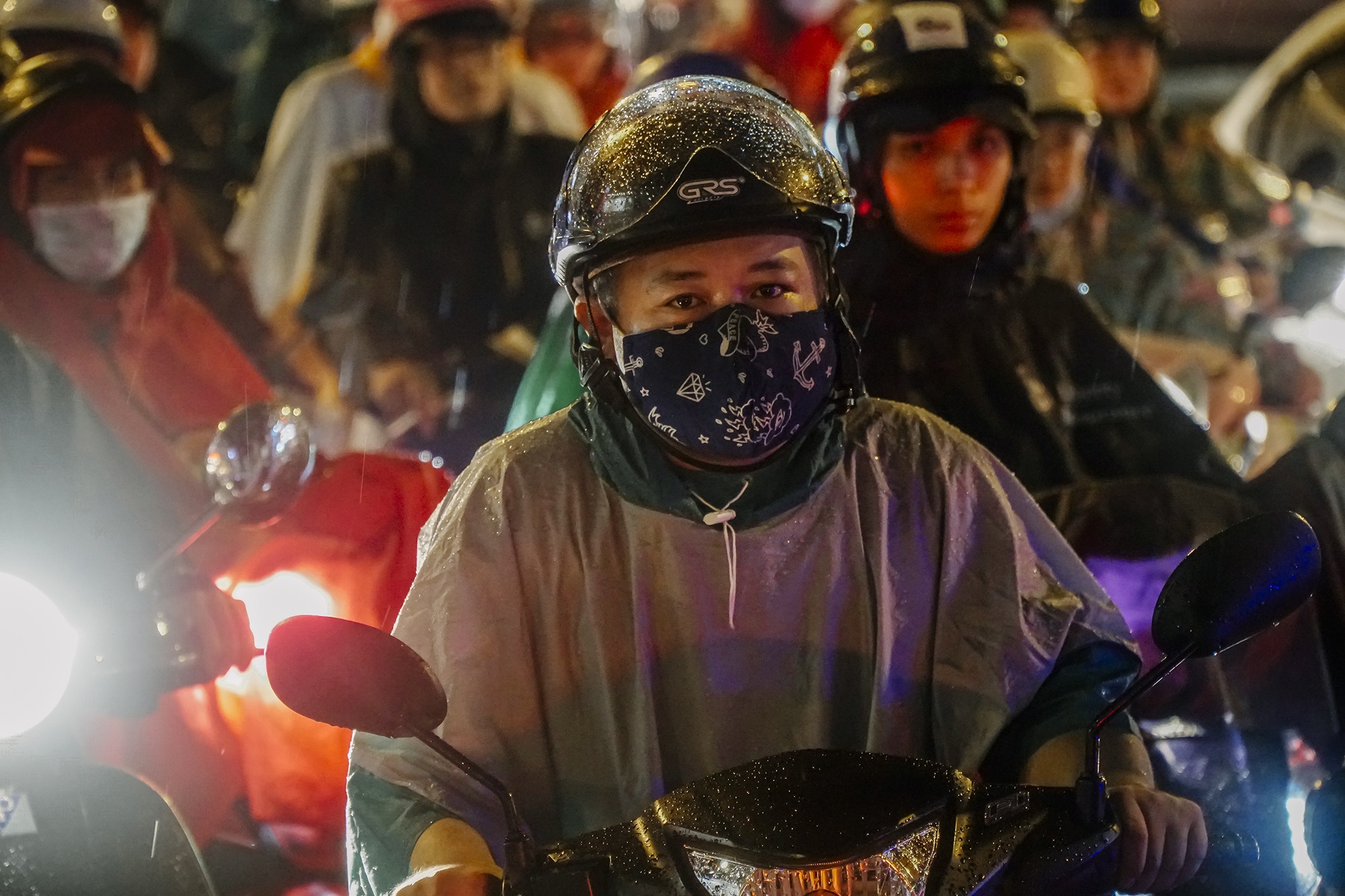 Duong pho TP.HCM roi loan vi mua lon hinh anh