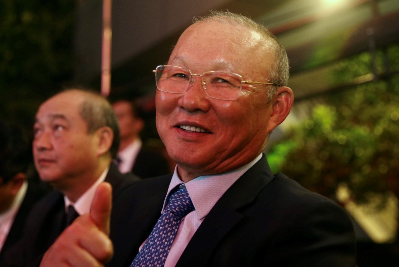 HLV Park tuoi cuoi tai le trao giai Qua bong vang hinh anh