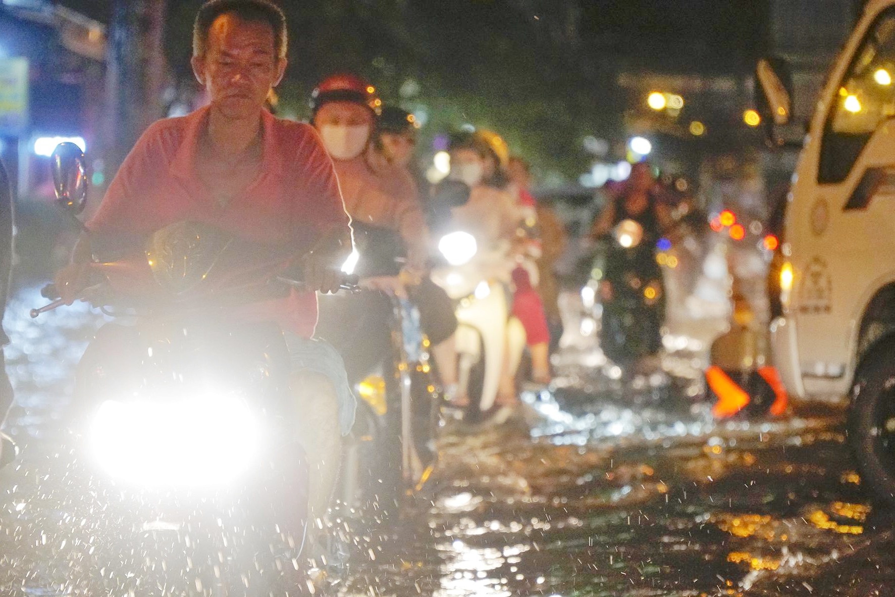 Mua lon o TP.HCM, nguoi dan phai loi nuoc ve nha hinh anh