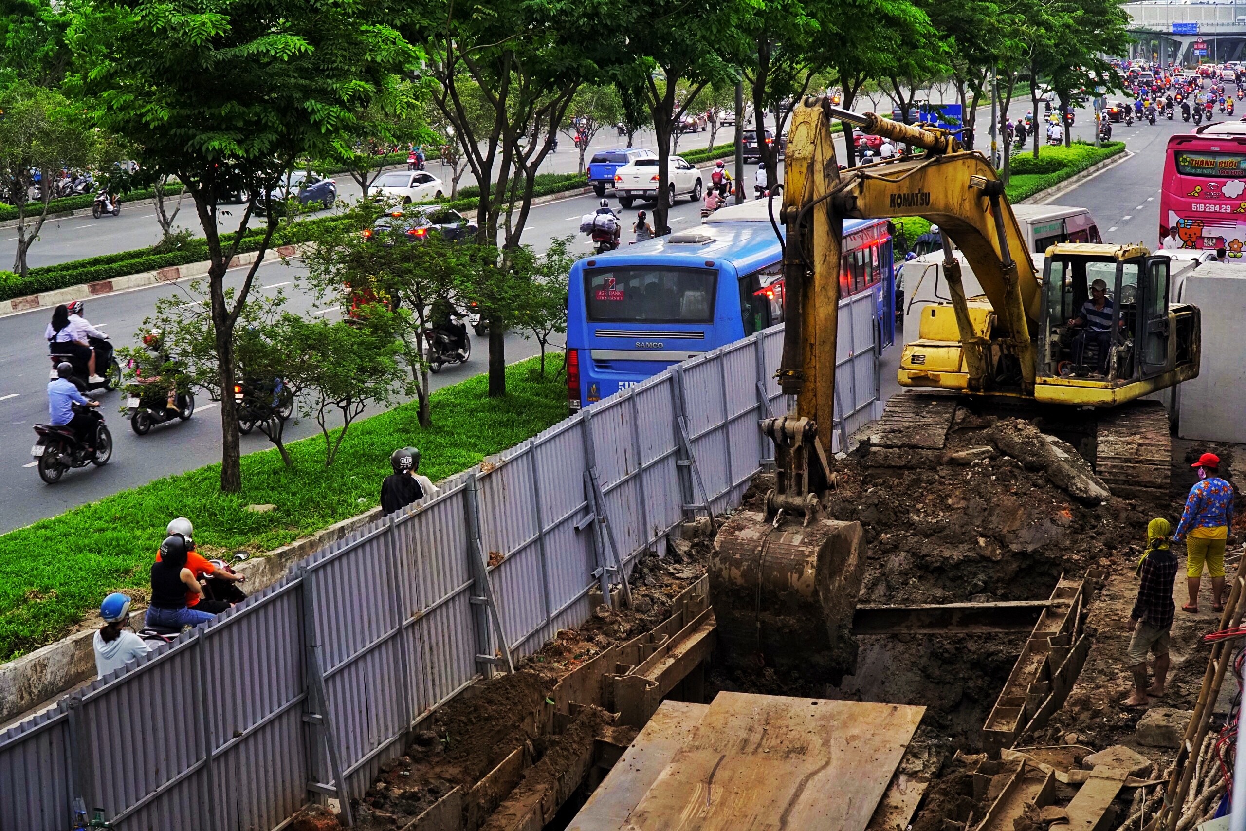 Tieu thuong kinh doanh kho khan vi lo cot moc hang dai o TP.HCM hinh anh