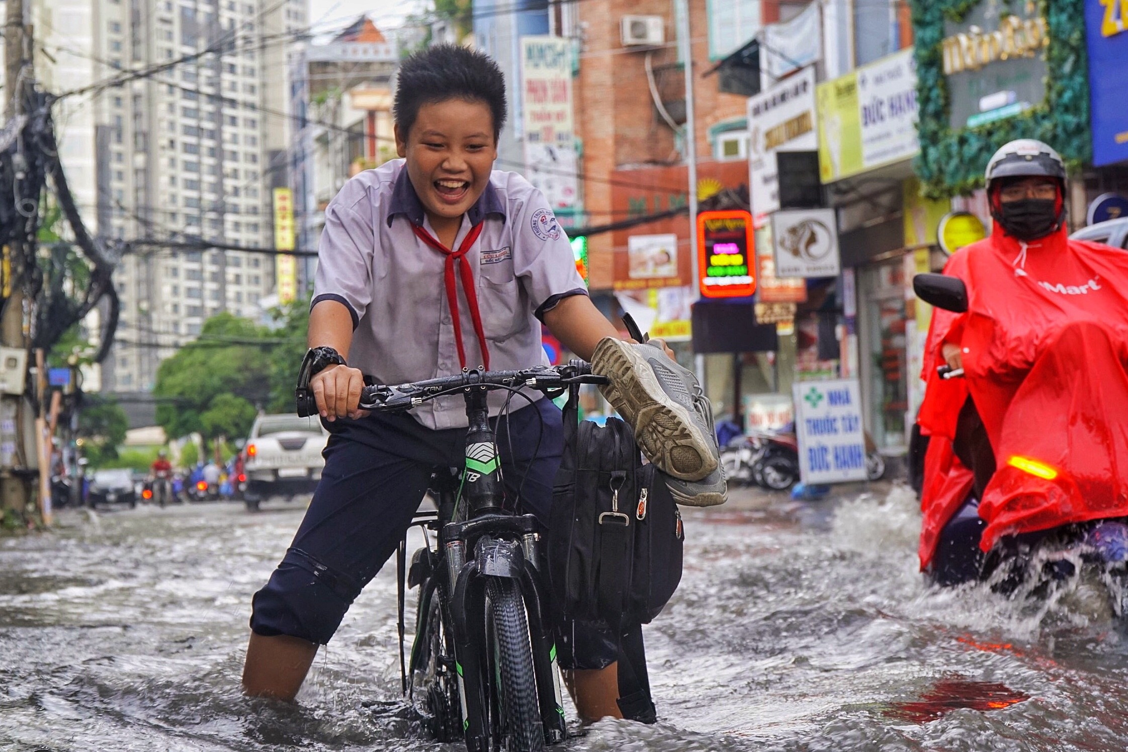 Duong Nguyen Huu Canh lai ngap sau vi mua lon hinh anh