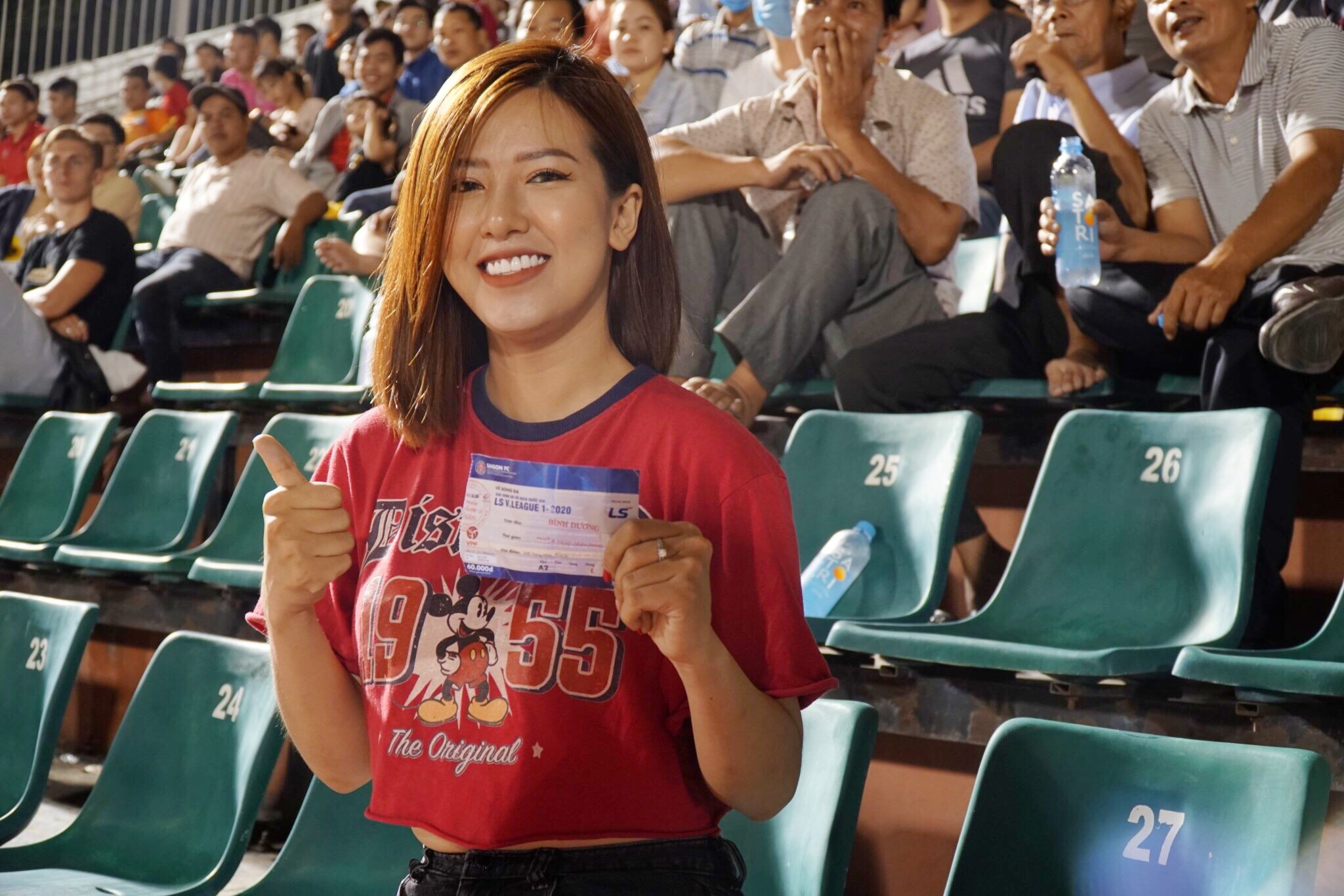 Toi di xem V.League va bi phe ve 'cho den' bao vay hinh anh