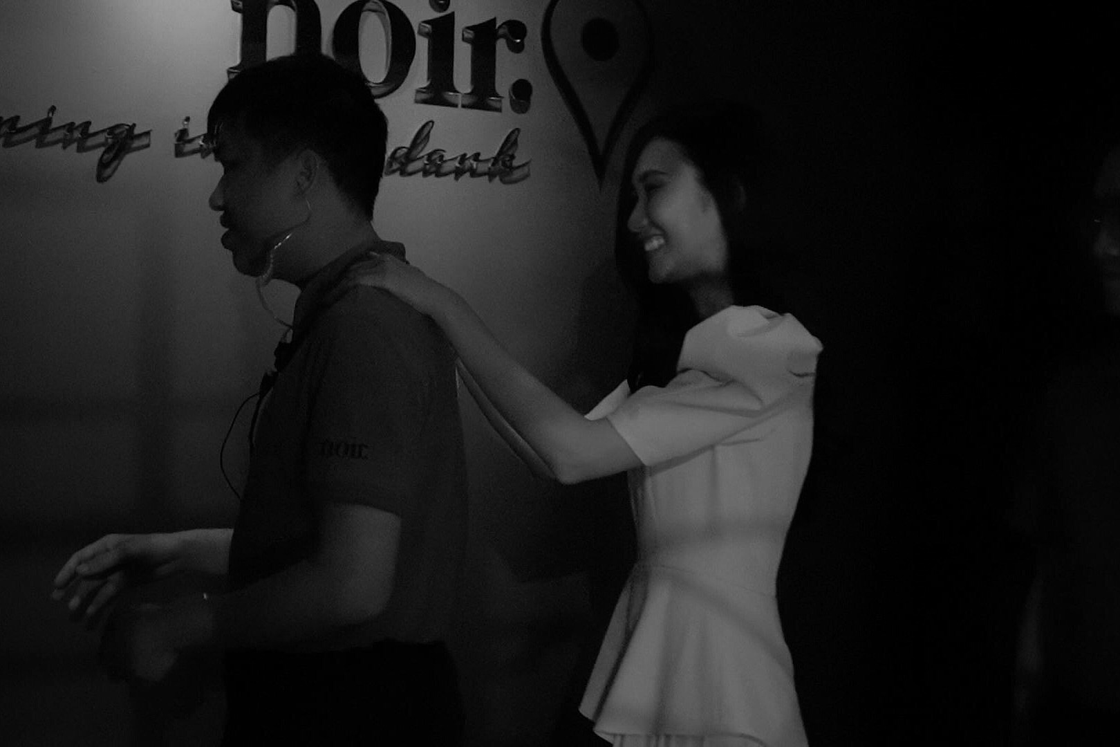 Thu an uong nhu nguoi khiem thi tai quan ca phe bong toi o TP.HCM hinh anh