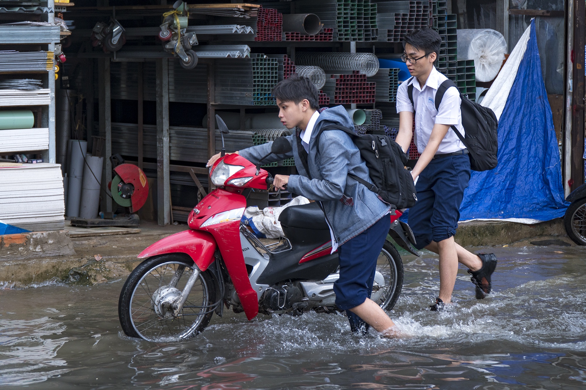 Nguoi dan TP.HCM loi nuoc, day xe chet may sau con mua giua trua hinh anh
