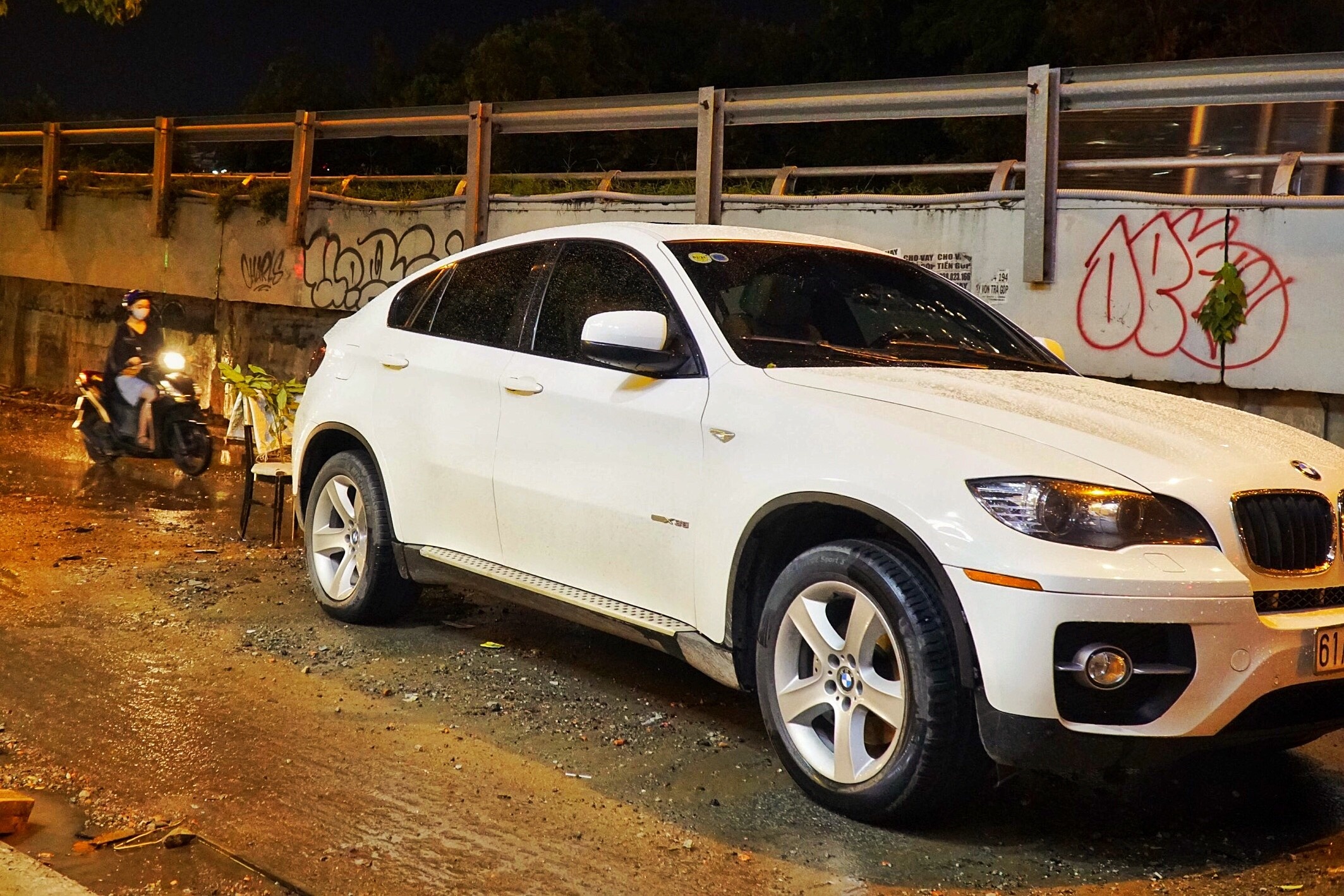 BMW chet may bi bo giua duong sau tran mua lon o TP.HCM hinh anh