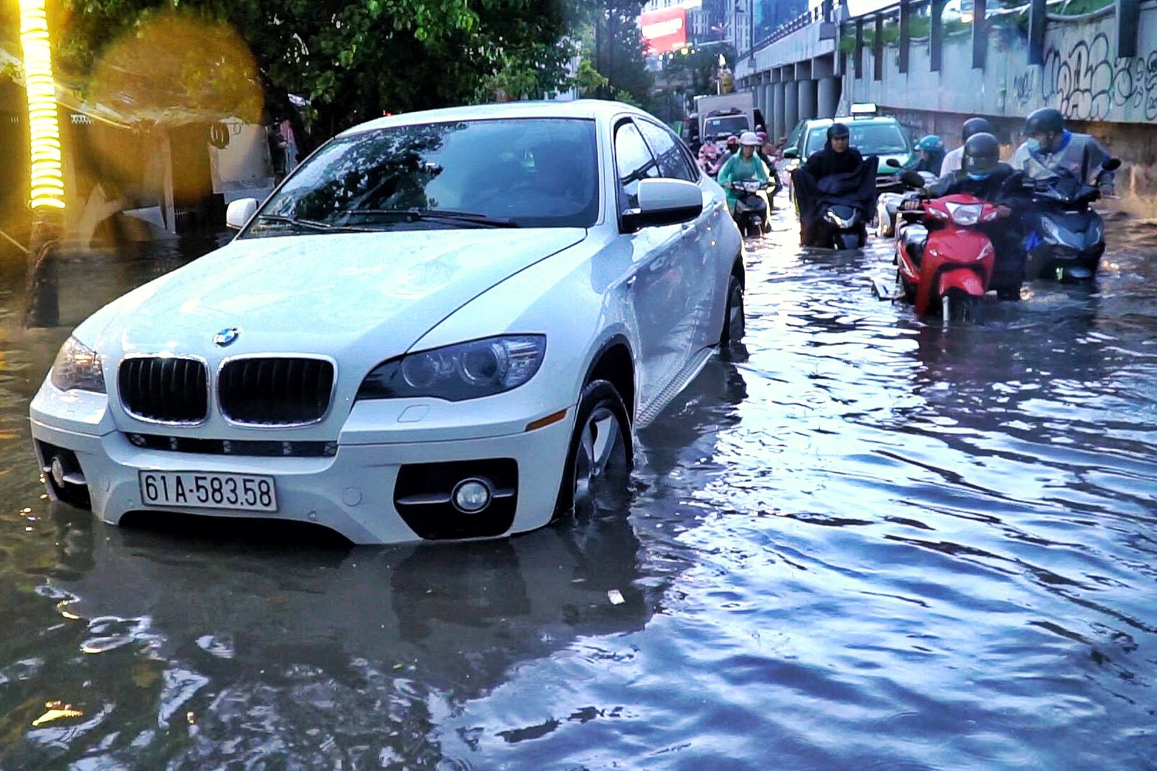 BMW, Mercedes bat dong giua 'ron ngap' Nguyen Huu Canh hinh anh