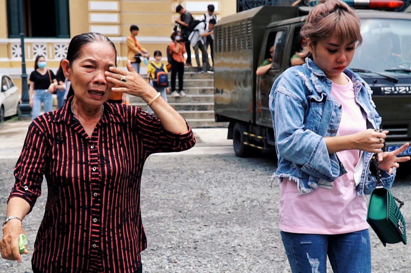 Phuc XO ngoai dau tim nguoi than khi roi toa hinh anh