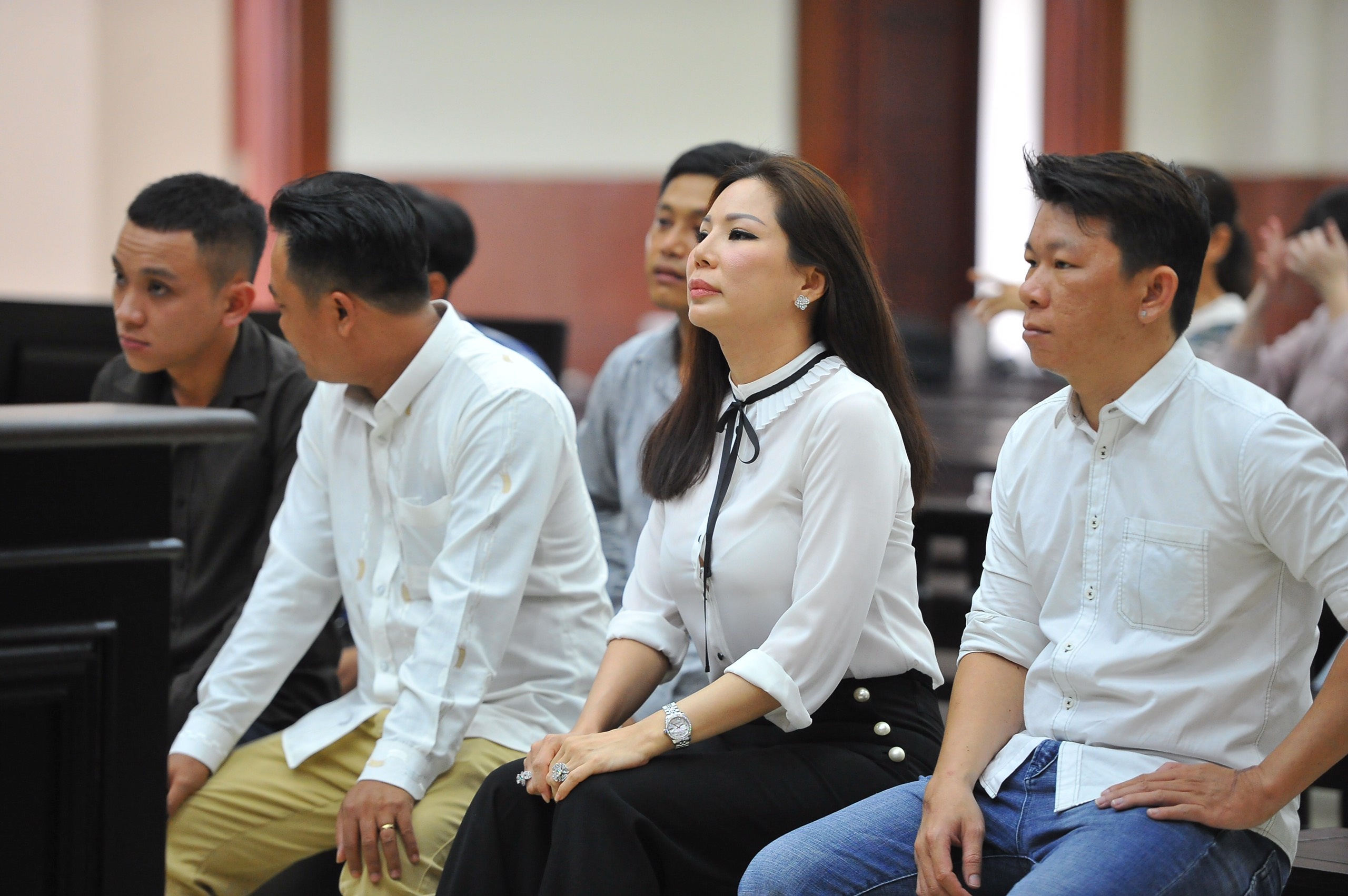 Vo cu bac si Chiem Quoc Thai hau toa hinh anh