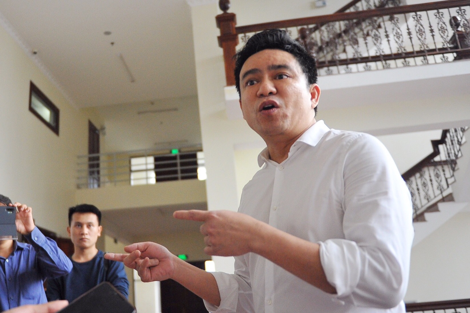 Bac si Chiem Quoc Thai roi toa khi vang mat ba Sen hinh anh