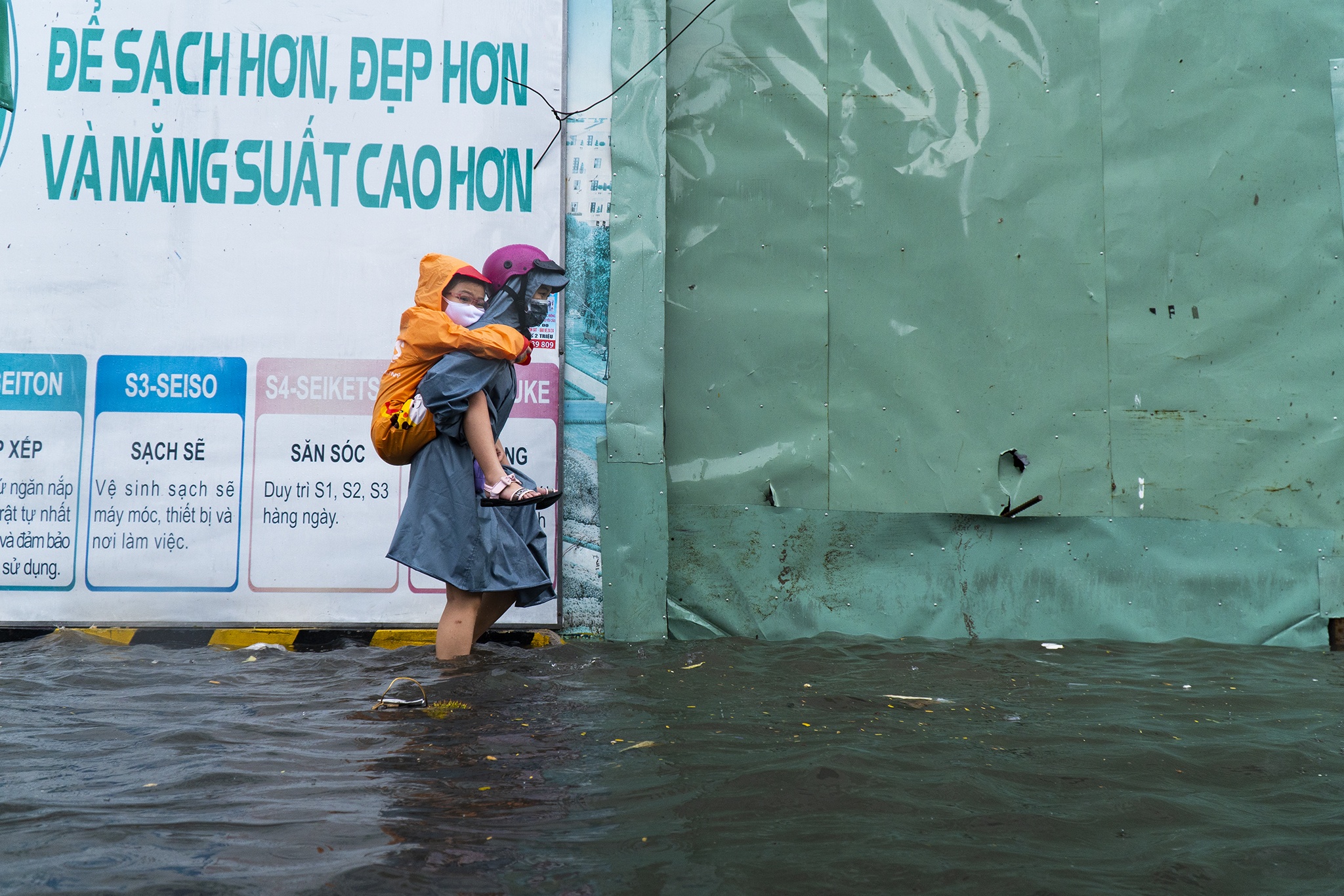 Phu huynh bo xe, cong con den truong sau con mua lon o TP.HCM hinh anh