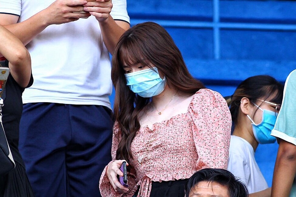 Huynh Anh den san theo doi Quang Hai thi dau hinh anh