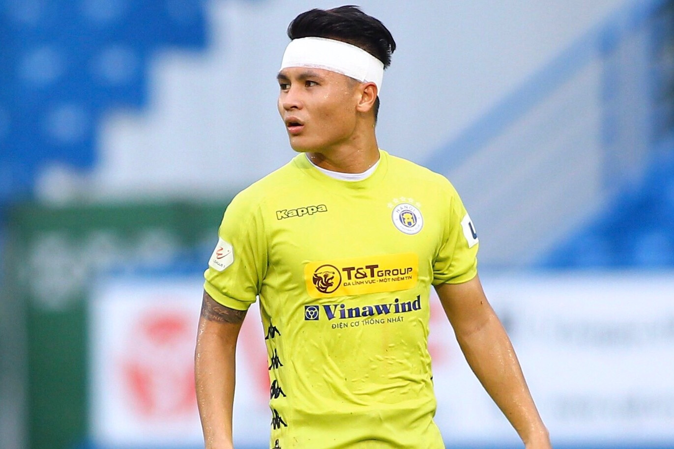 Quang Hai duoc cac CDV vay chao sau tran dau hinh anh