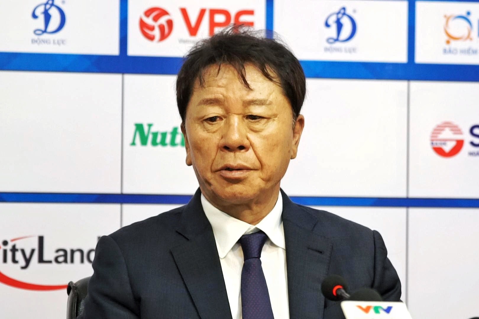 HLV CLB TP.HCM: 'Buon vi mat ngoi dau bang V.League tren san nha' hinh anh