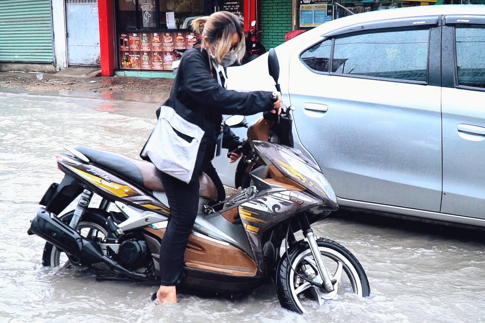 Xe may loang choang khi qua pho ngap nuoc o Thao Dien hinh anh