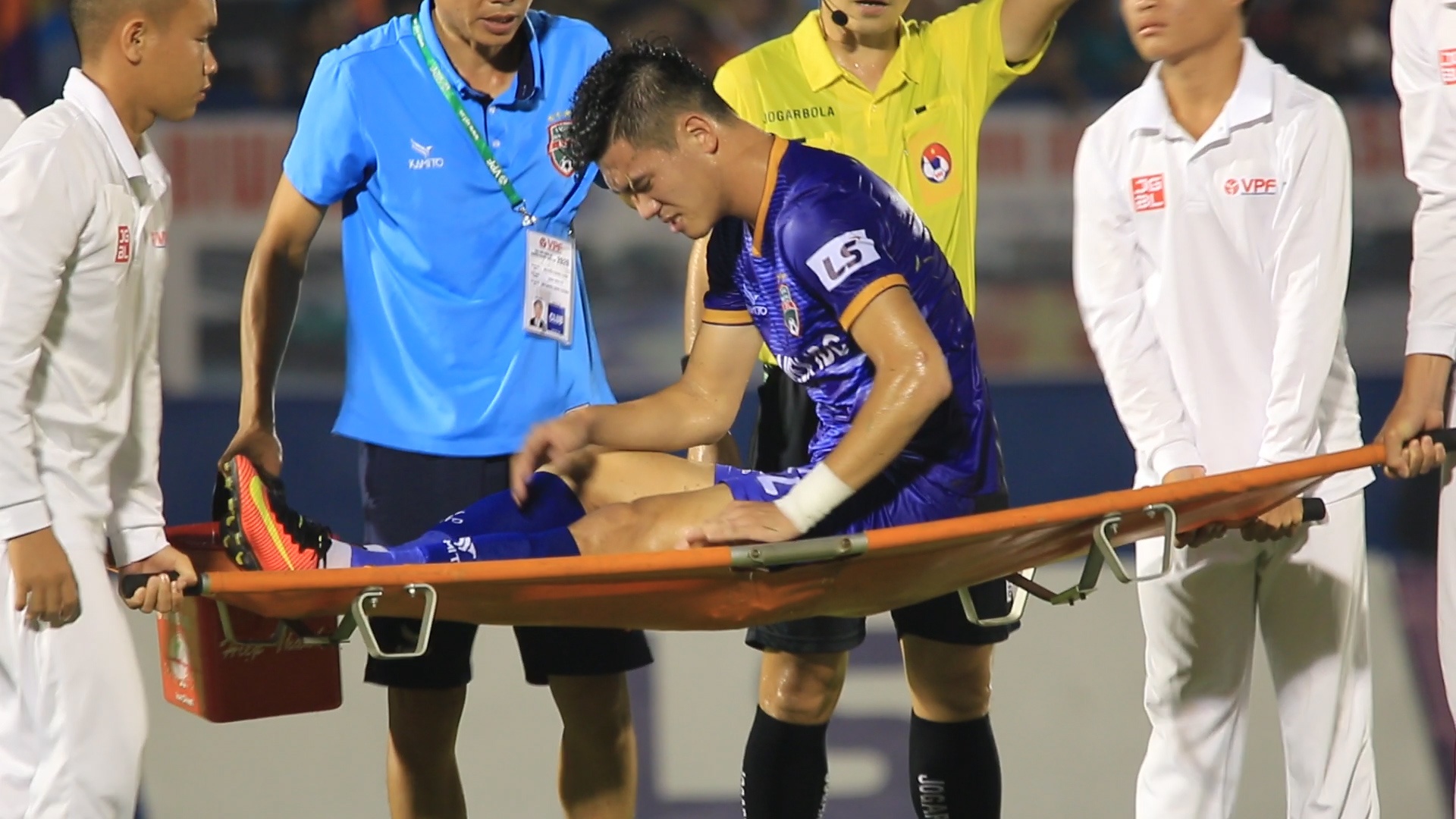 Tien Linh dau don len cang ra san khien CDV Binh Duong thot tim hinh anh